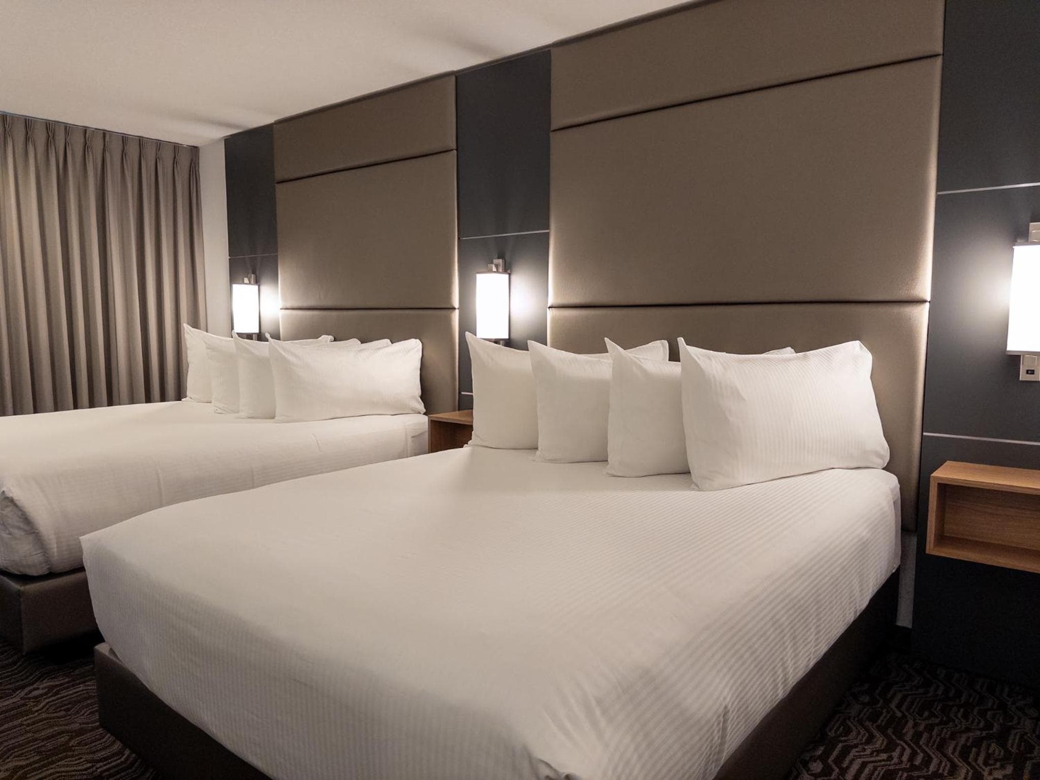 Carriage House Hotel and Conference Centre: bedroom
