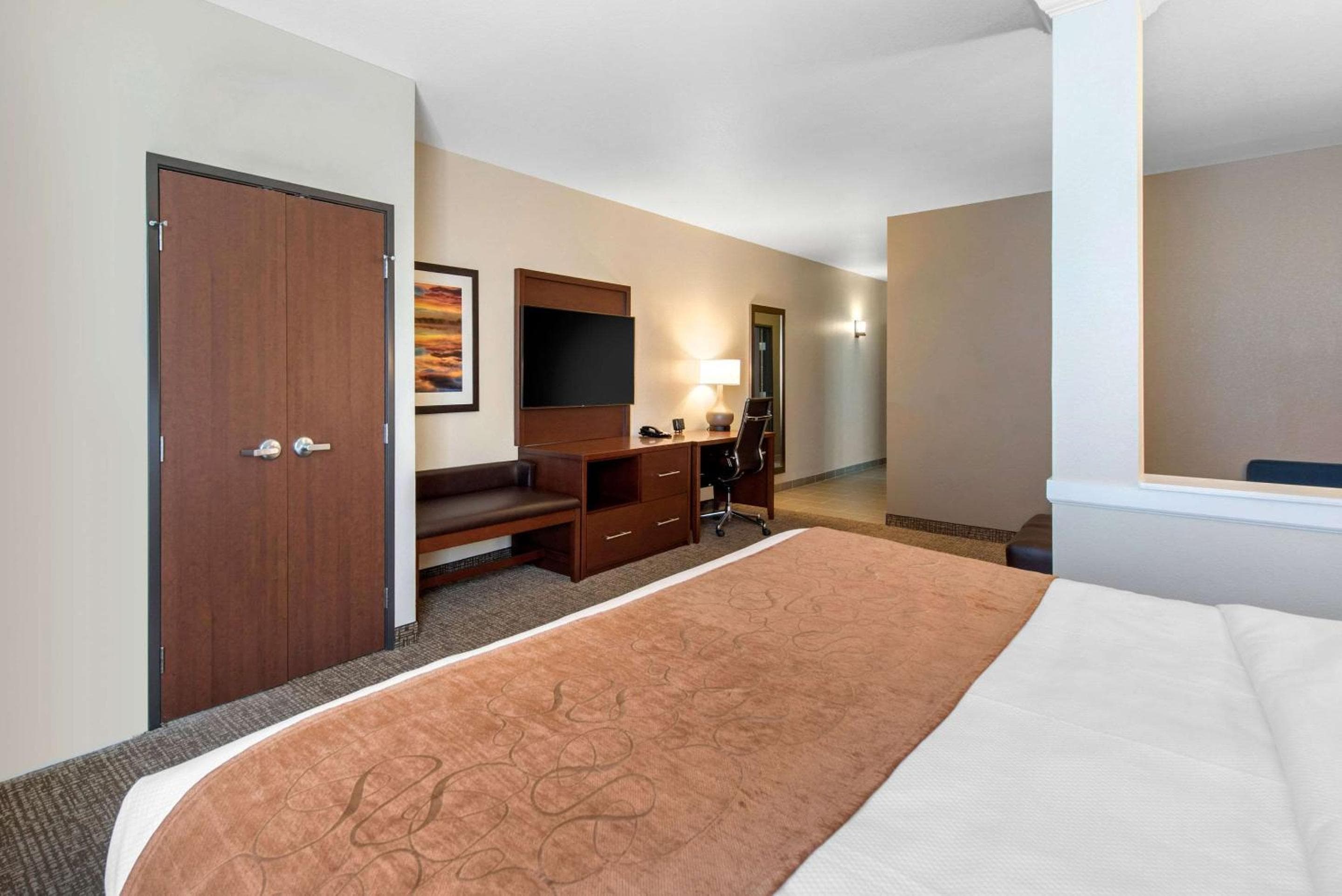 Comfort Suites Denver International Airport: hotel room