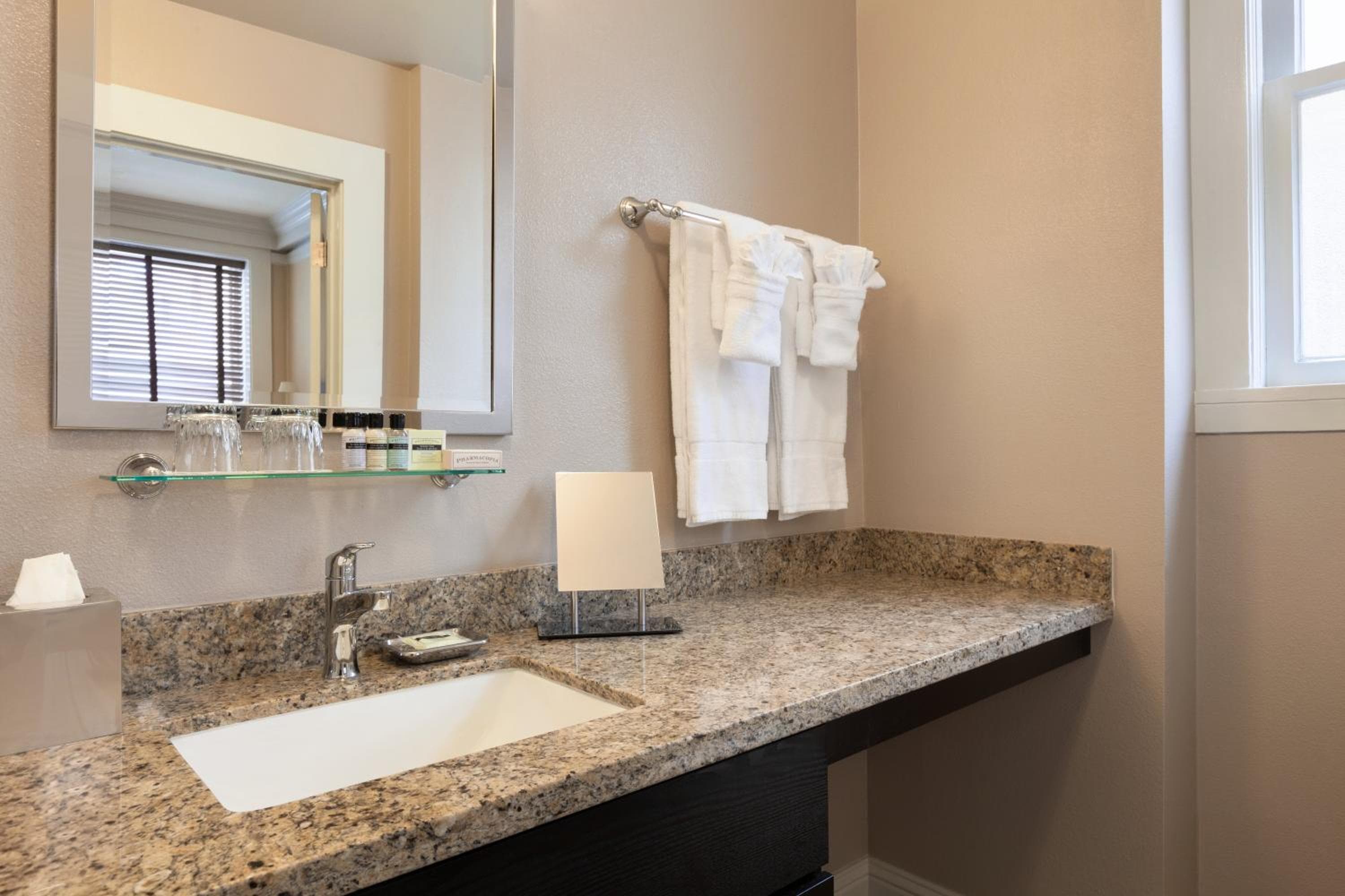 Executive Hotel Vintage Court: bathroom