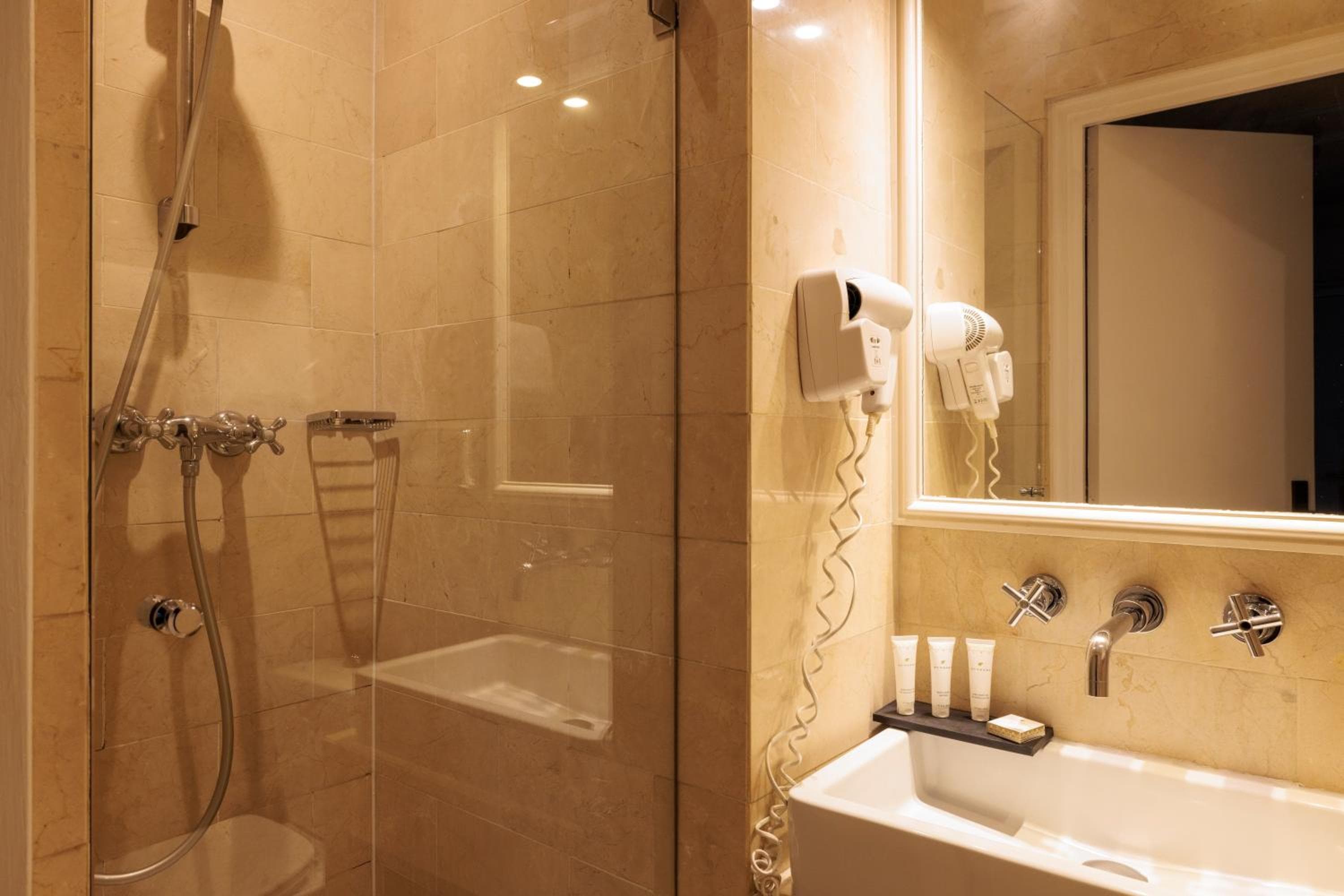 Hôtel Saint Martin Bastille: bathroom