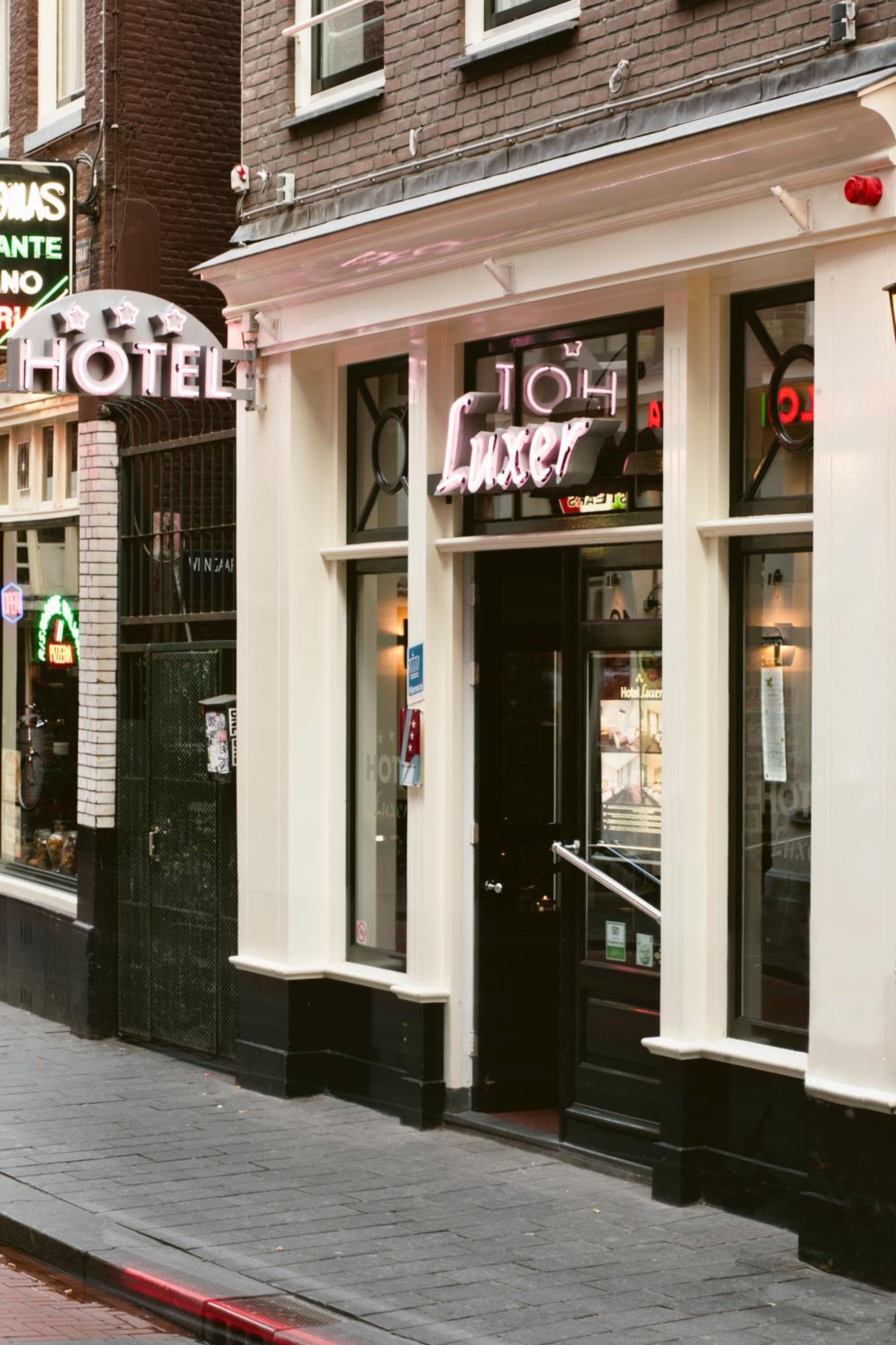 Hotel Luxer: building