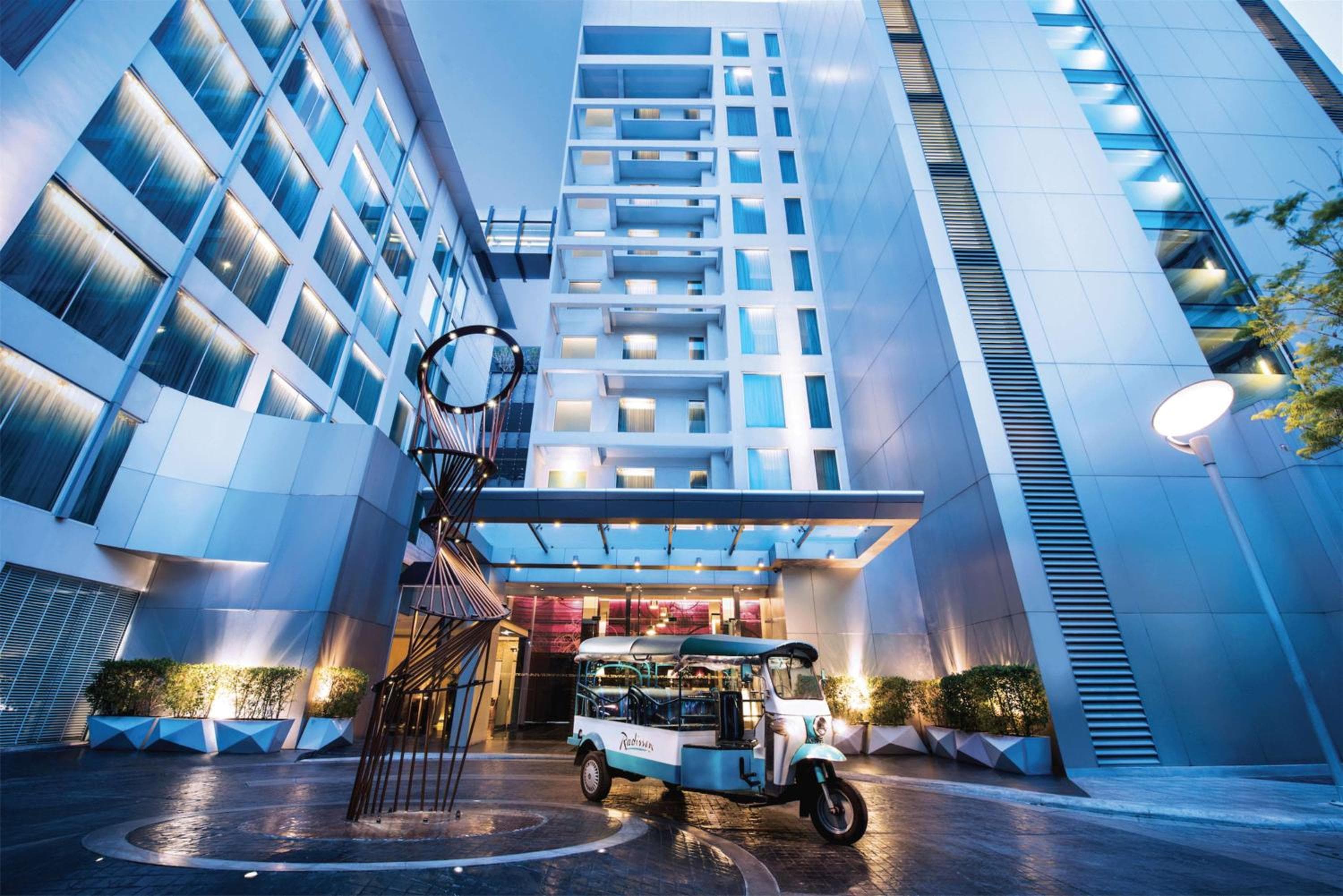 Radisson Suites Bangkok Sukhumvit: building