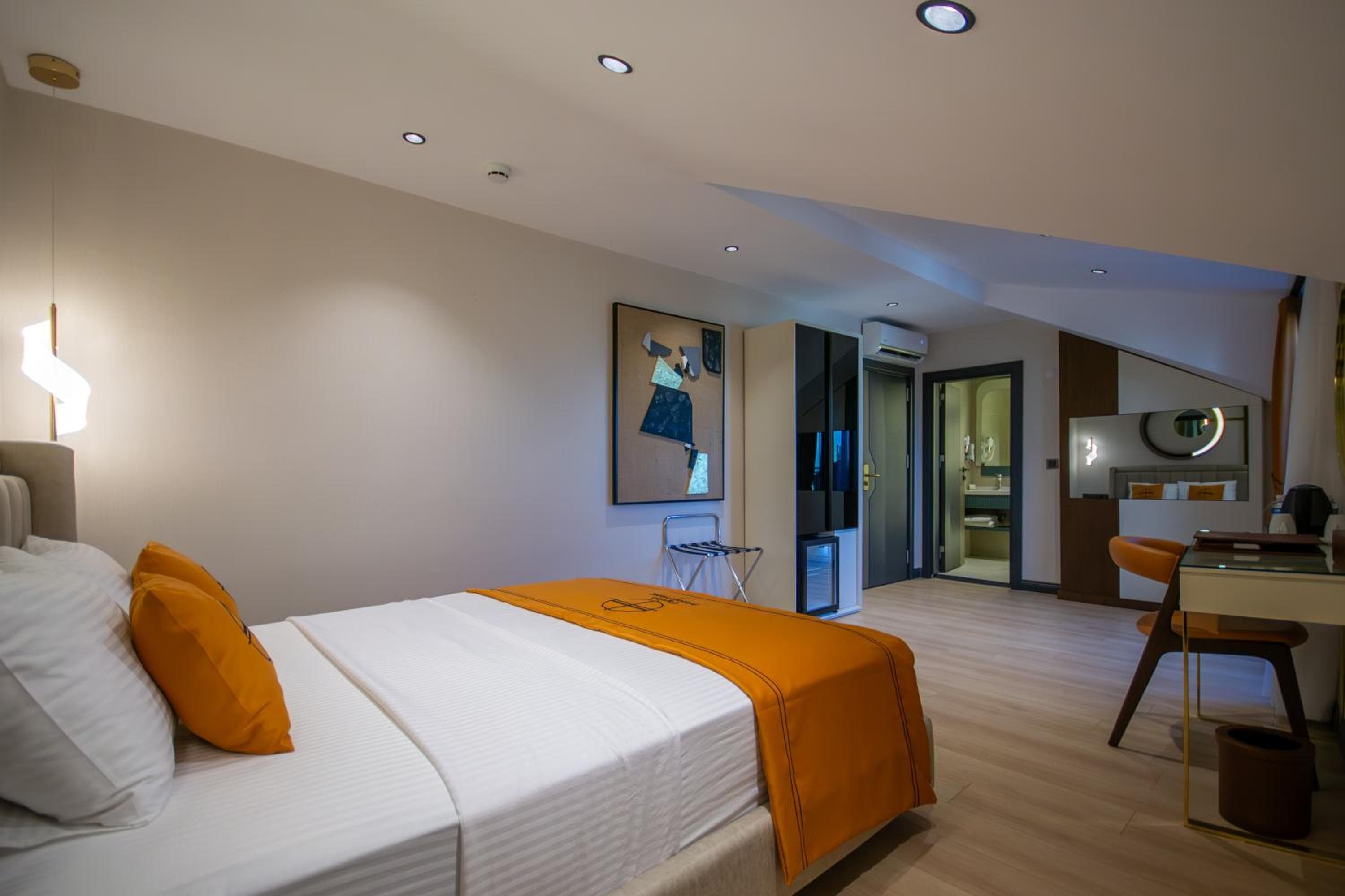 Elysian Airport Hotel & Restaurant