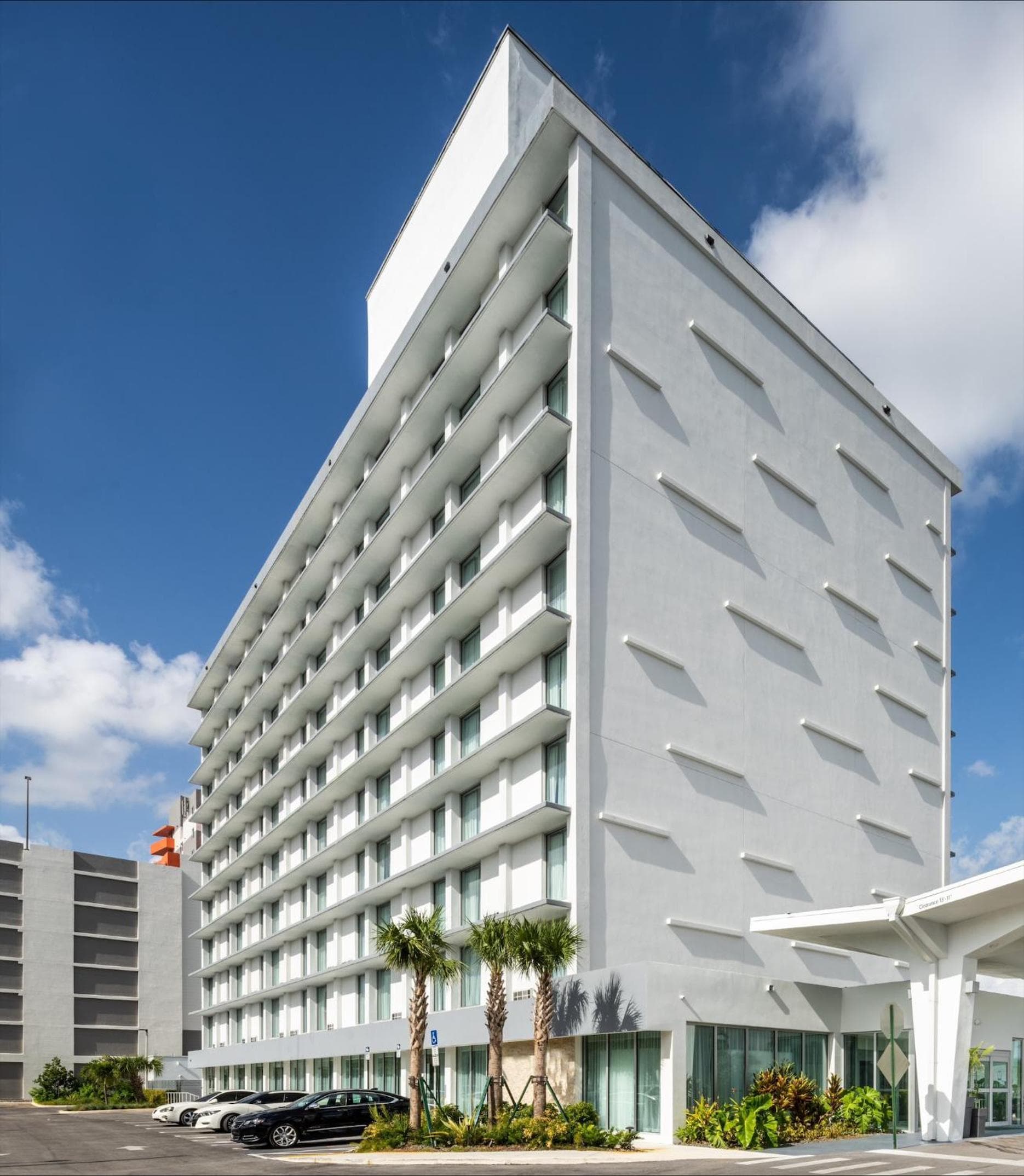 DoubleTree by Hilton Miami North I-95: building