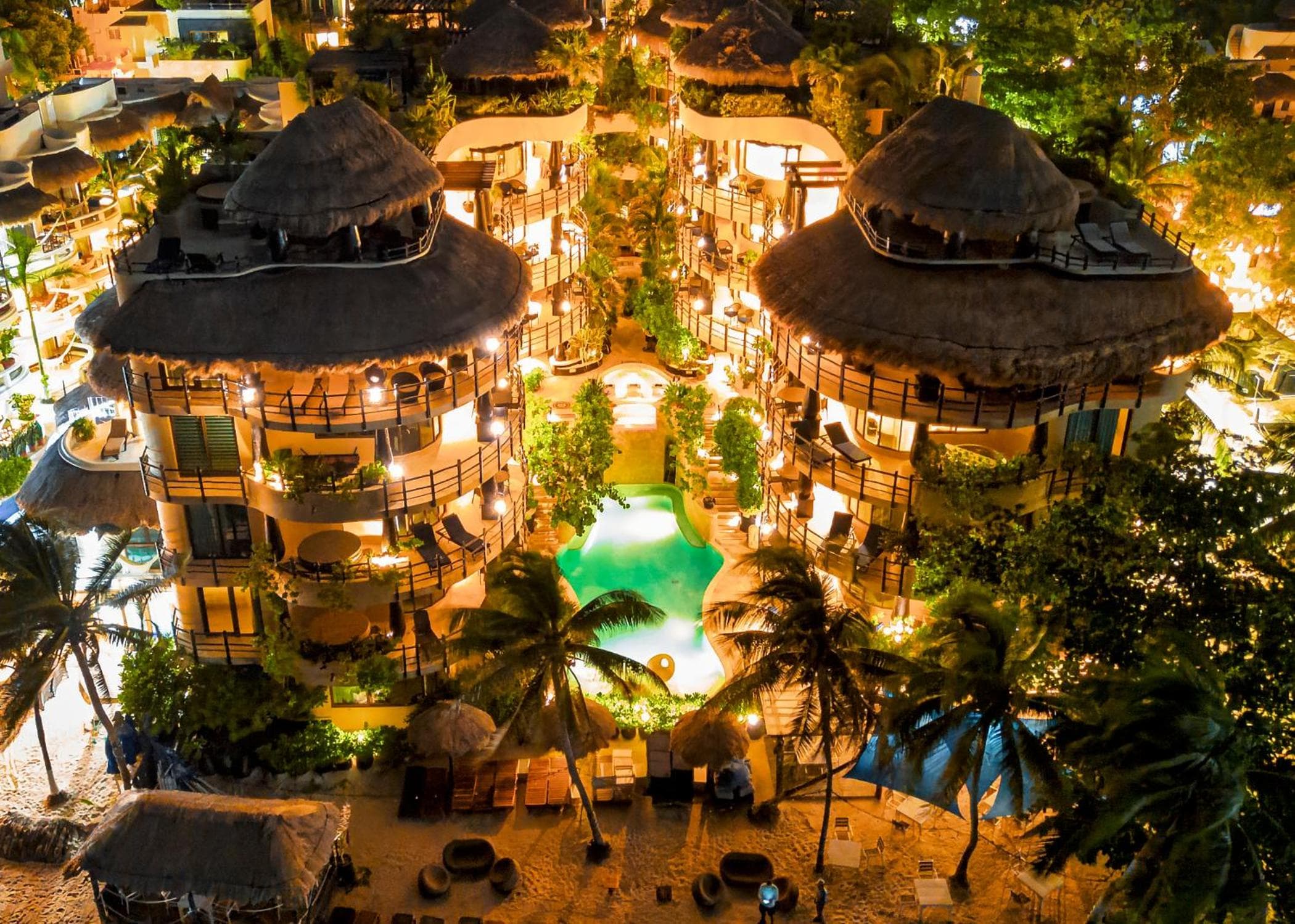 El Taj Oceanfront and Beachside Condo Hotel: building