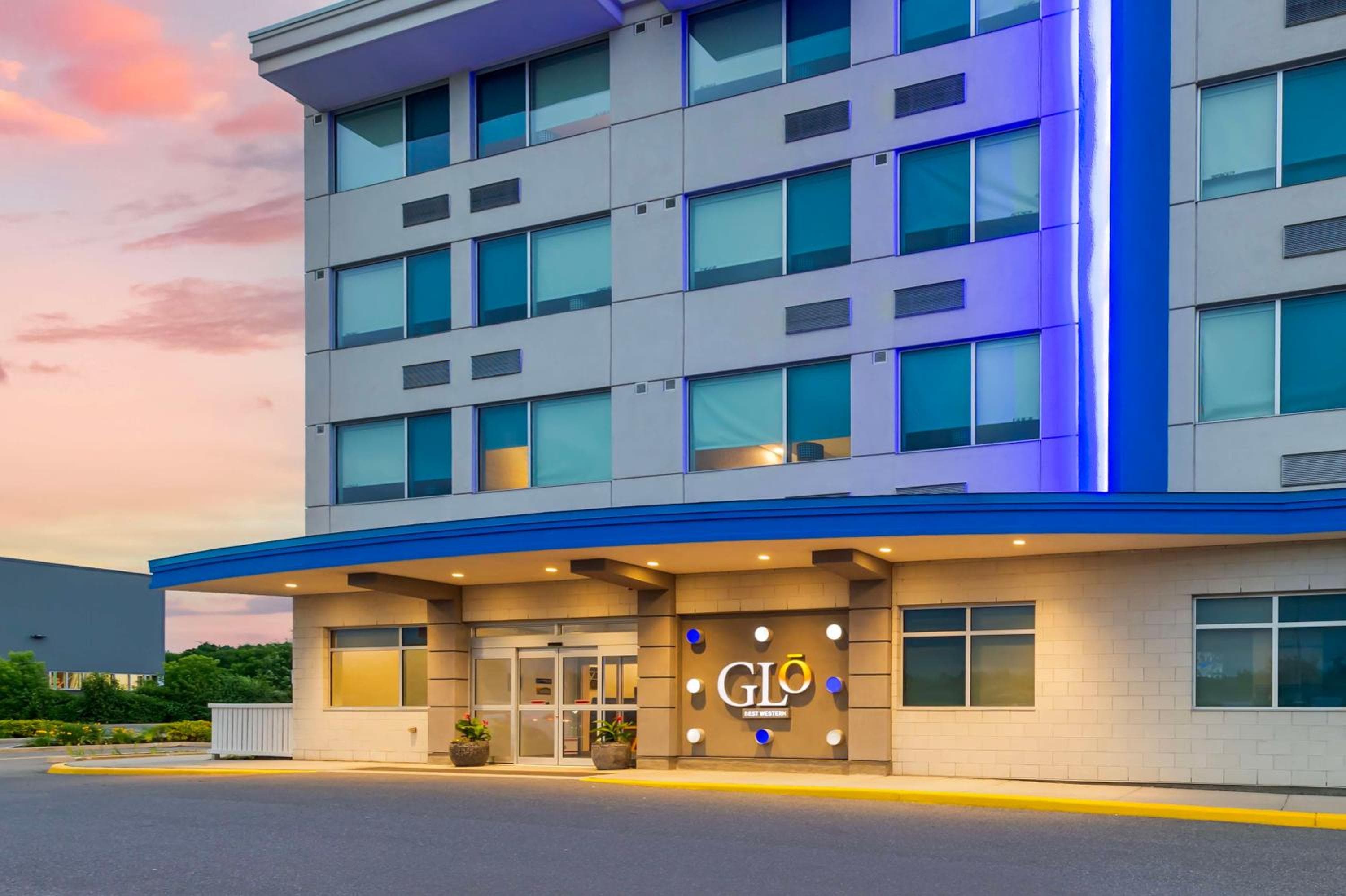 GLō Best Western Kanata Ottawa West: building