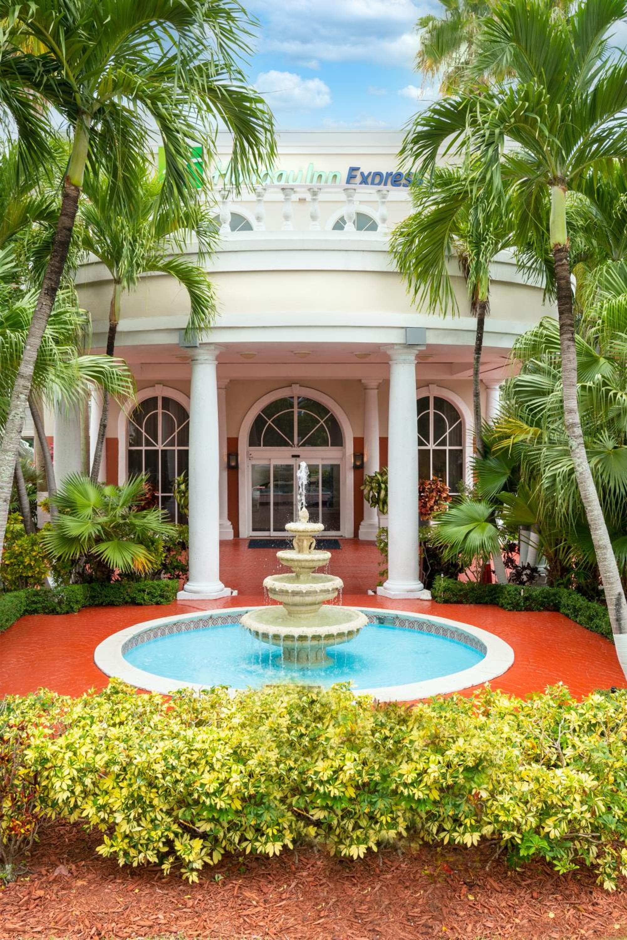 Holiday Inn Express Miami Airport Doral Area by IHG: building