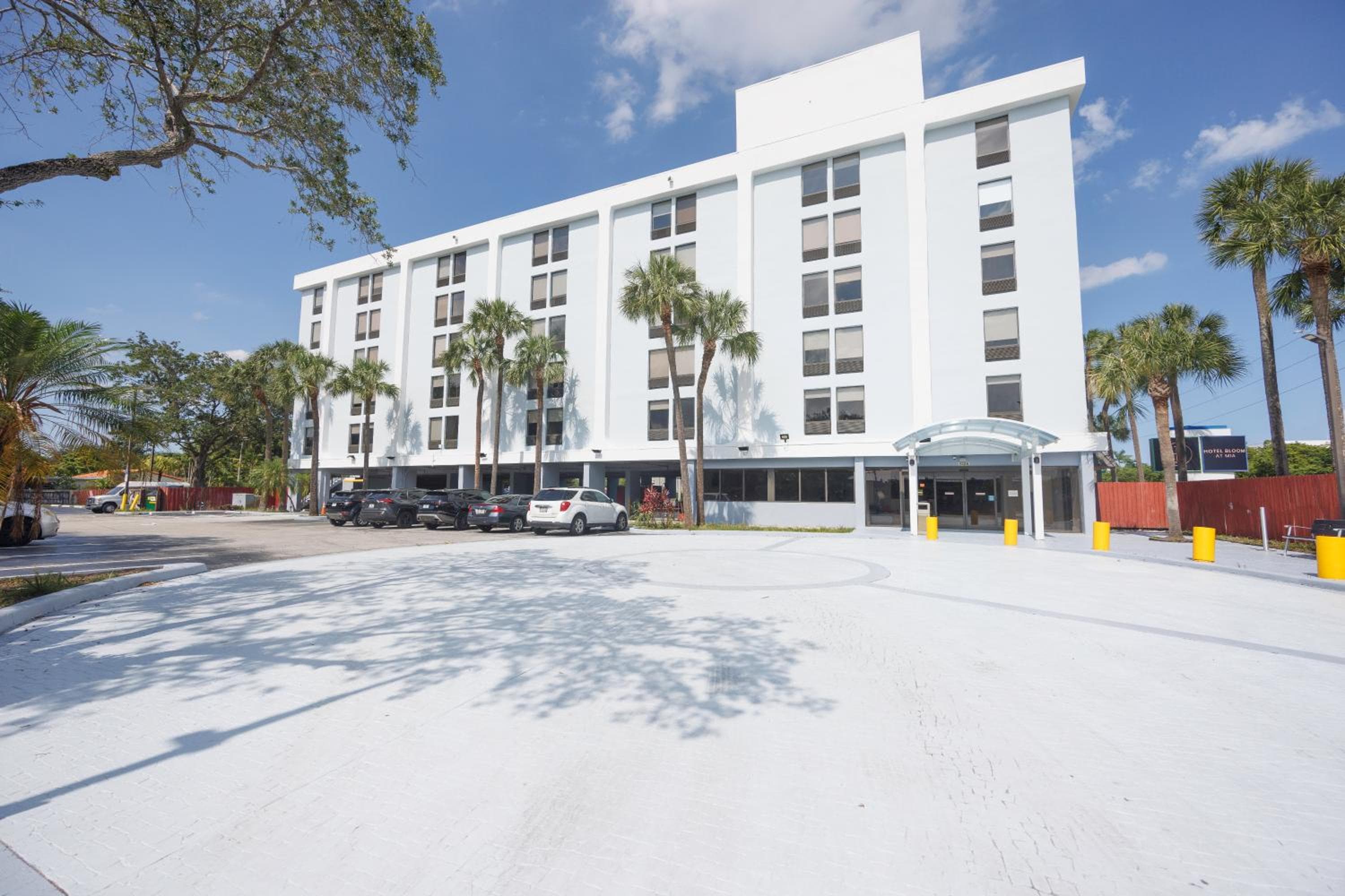 B&B Hotel Miami Airport: building