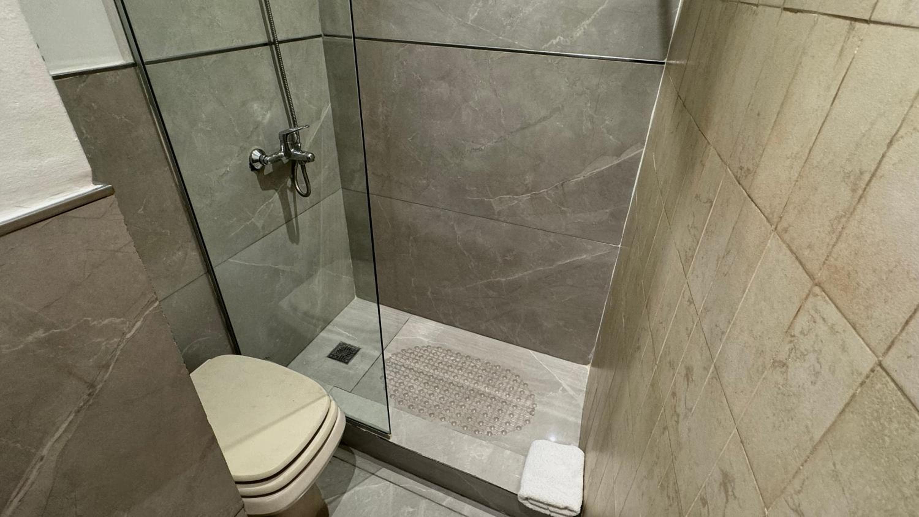 Gardi Hotel & Suites: bathroom