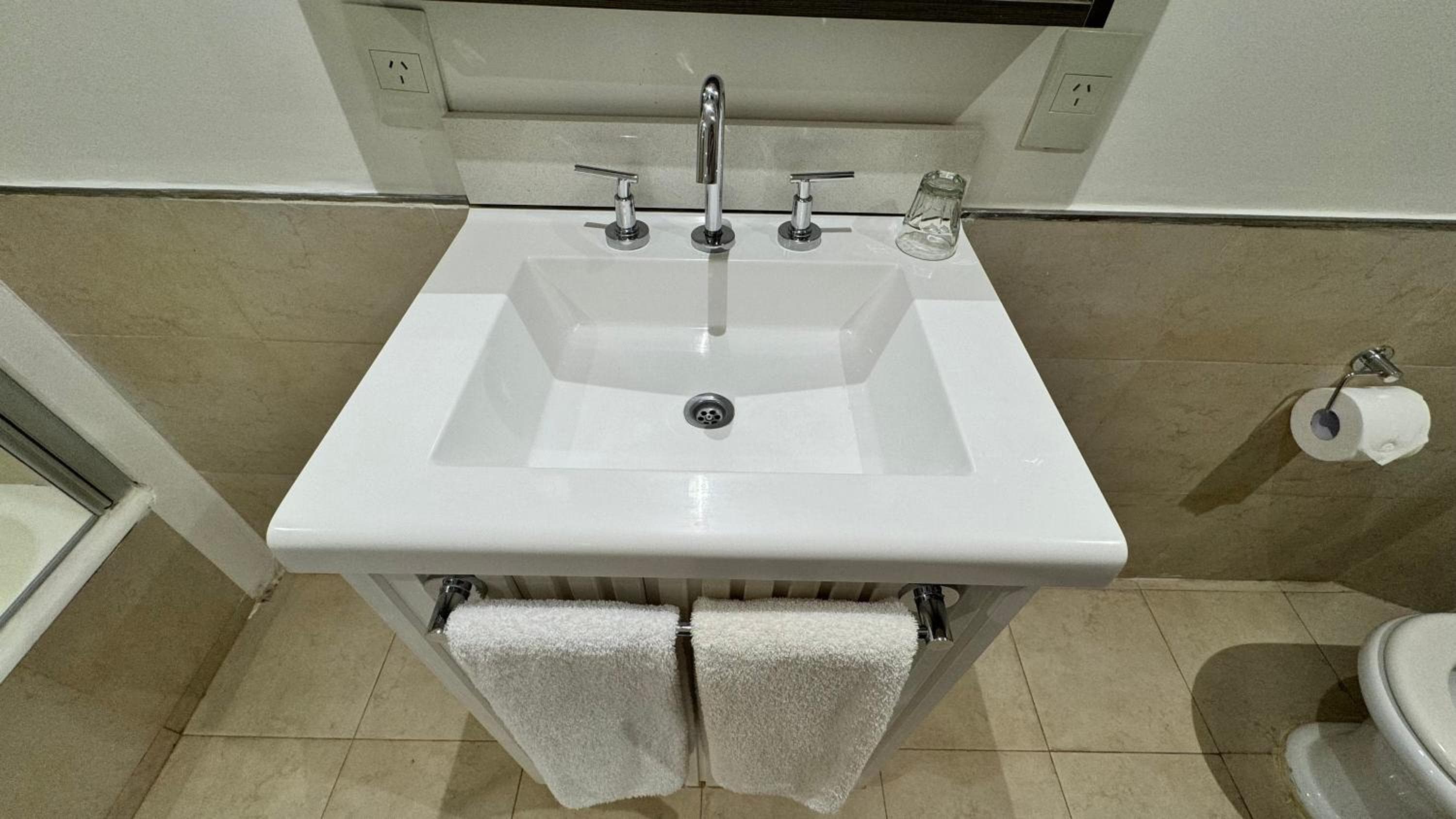 Gardi Hotel & Suites: bathroom