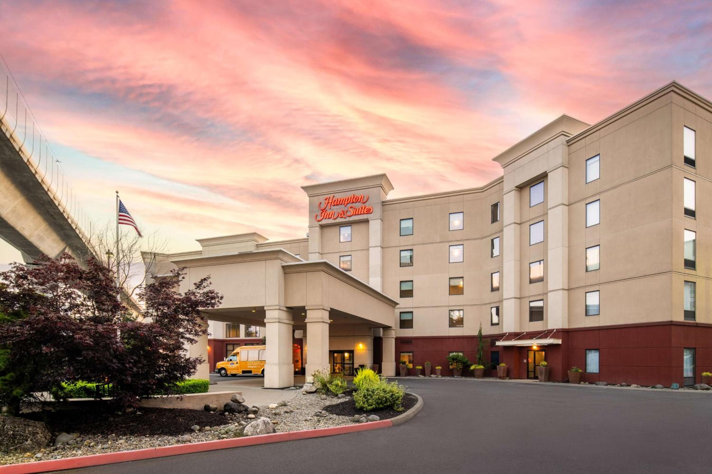 Hampton Inn and Suites Seattle - Airport / 28th Avenue: building