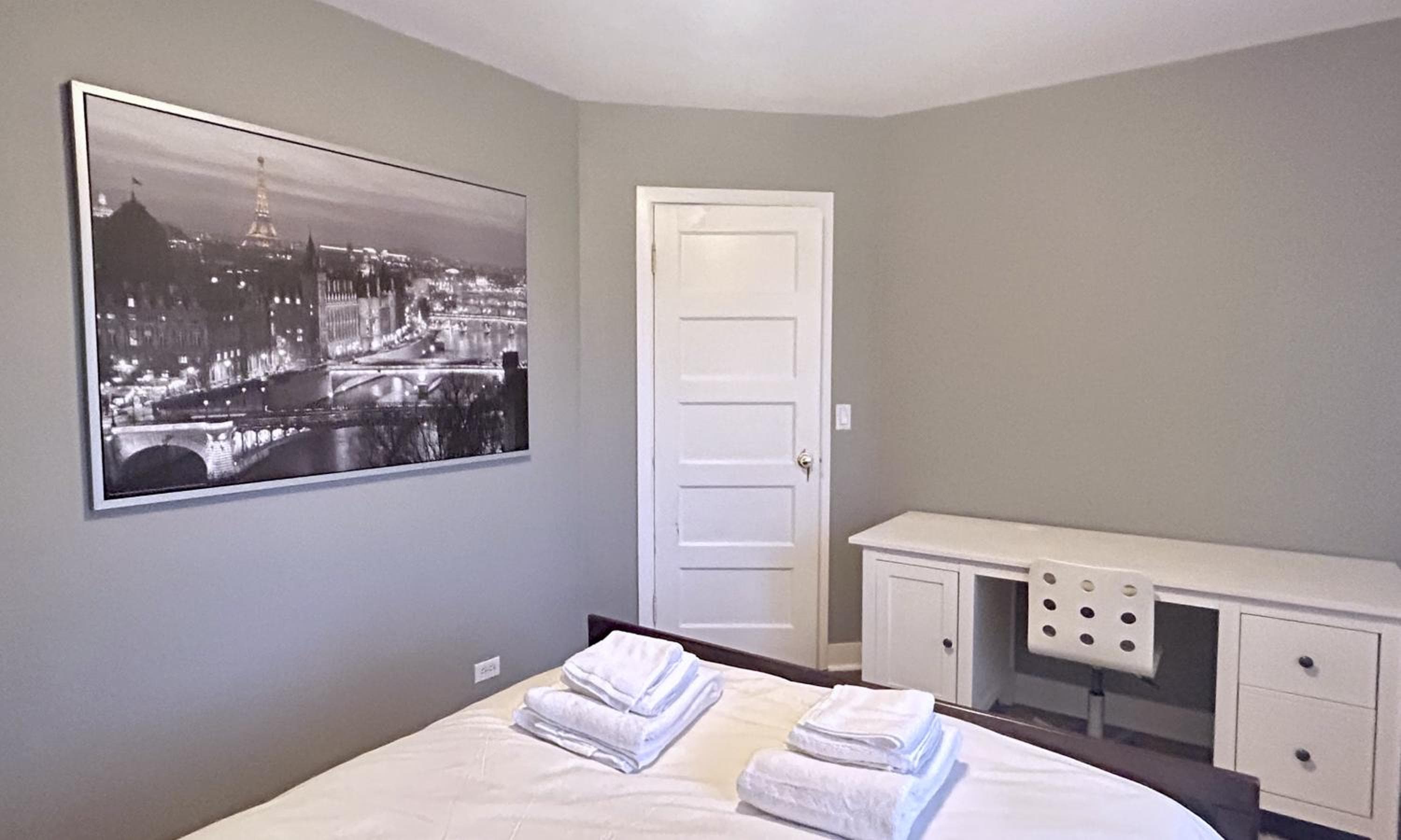 Airport-YVR GuestHouse: bedroom
