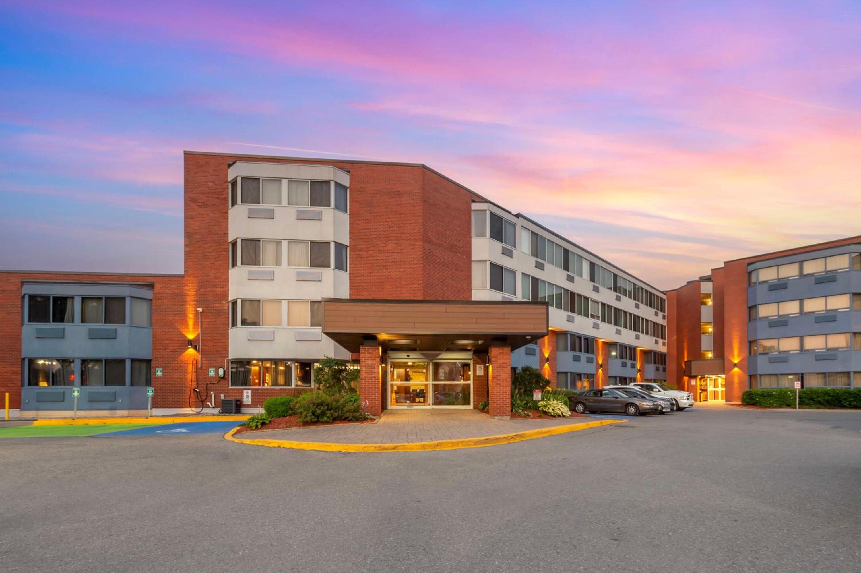 Best Western Plus Ottawa City Centre: building