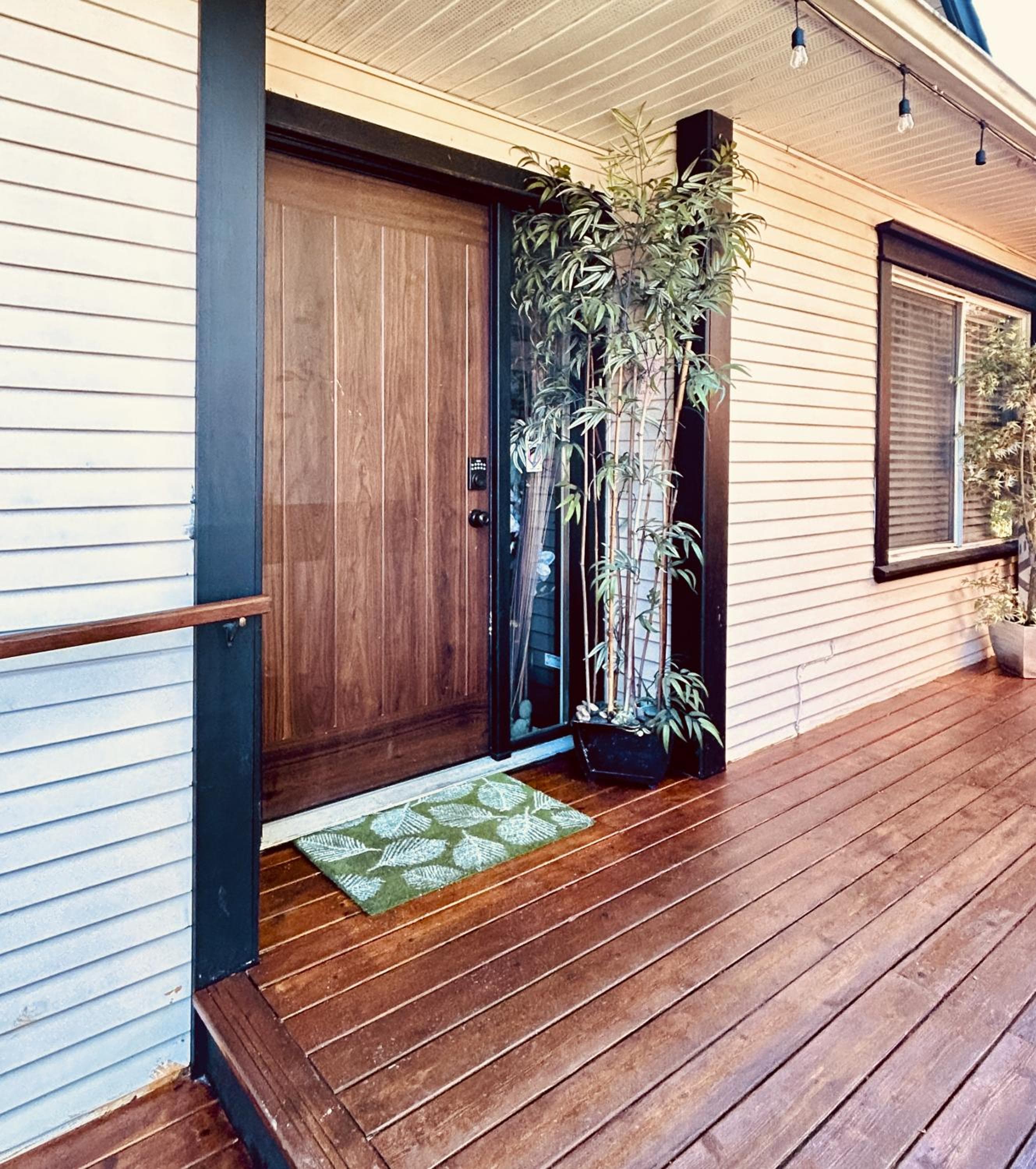 Airport-YVR GuestHouse: balance & terrace