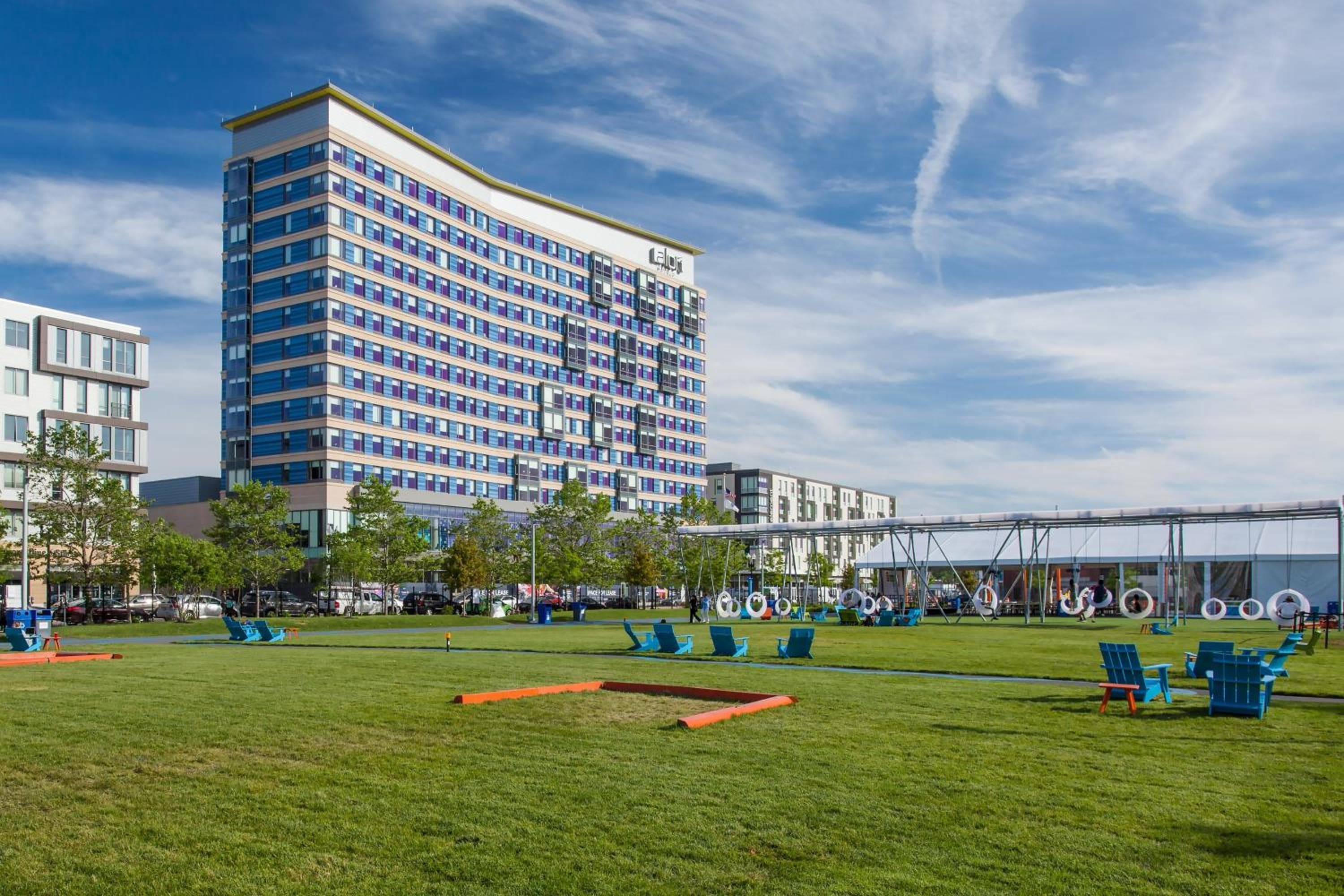 Aloft by Marriott Boston Seaport District: building