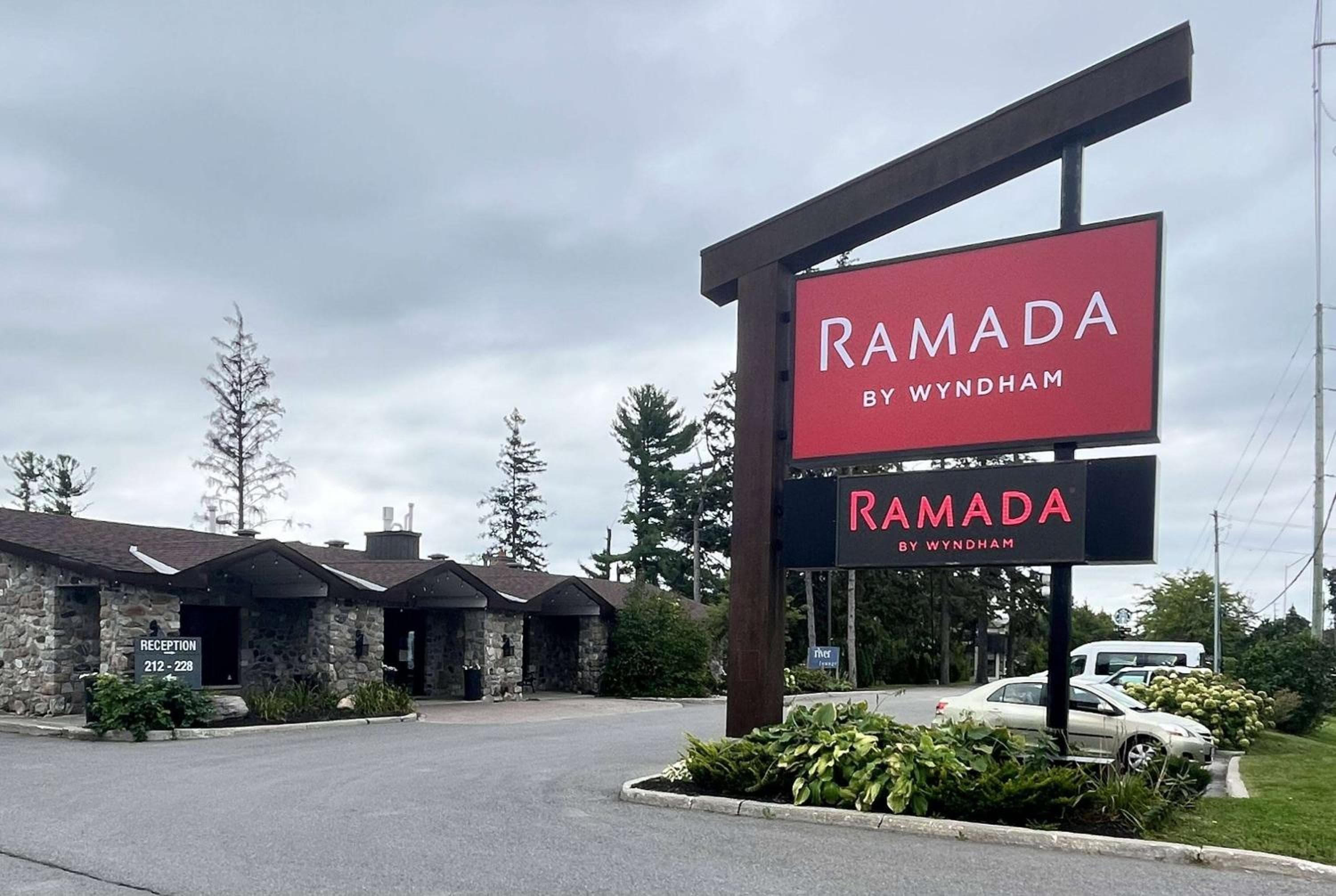 Ramada by Wyndham Ottawa On The Rideau: building