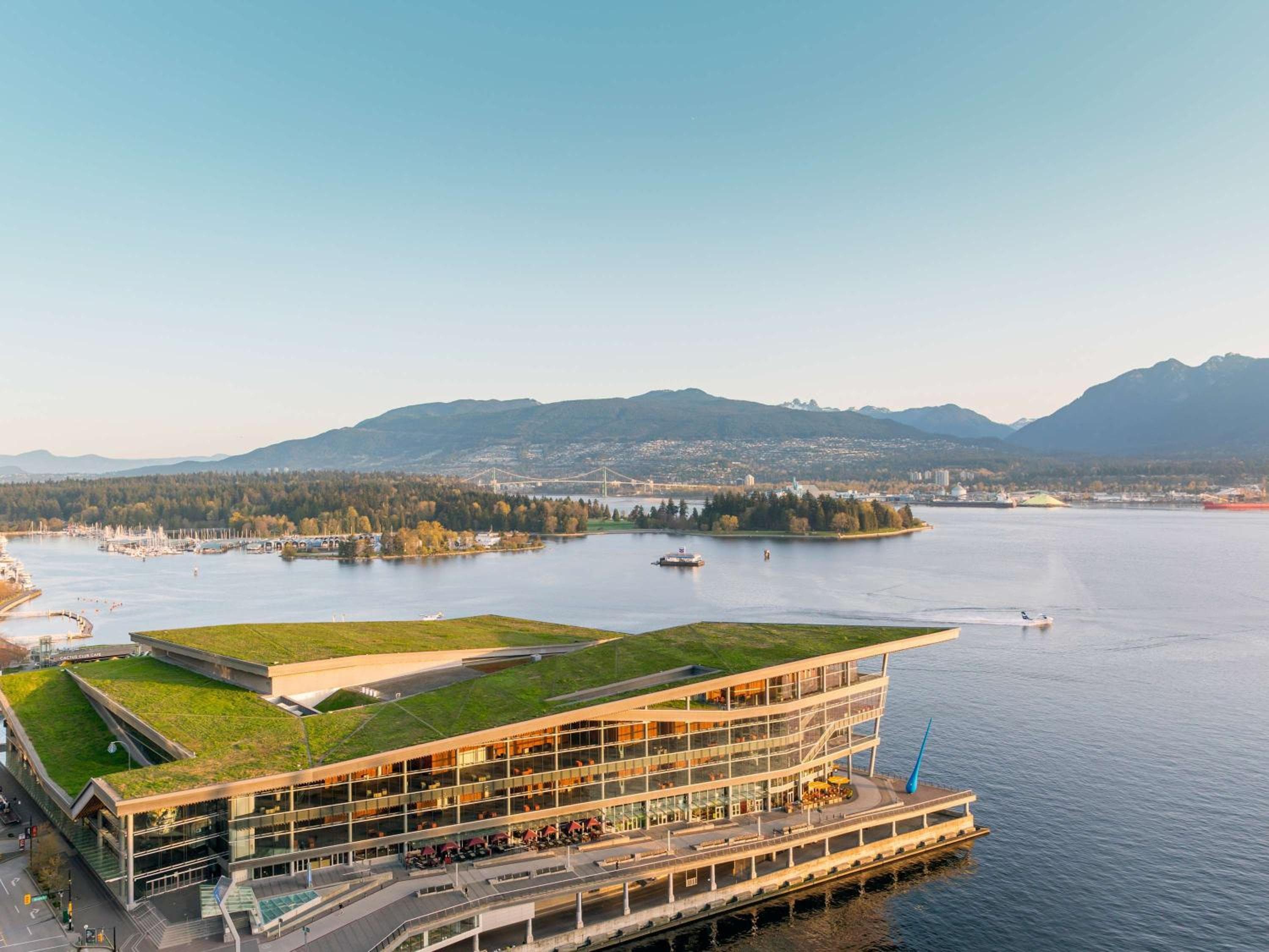 Fairmont Waterfront: building