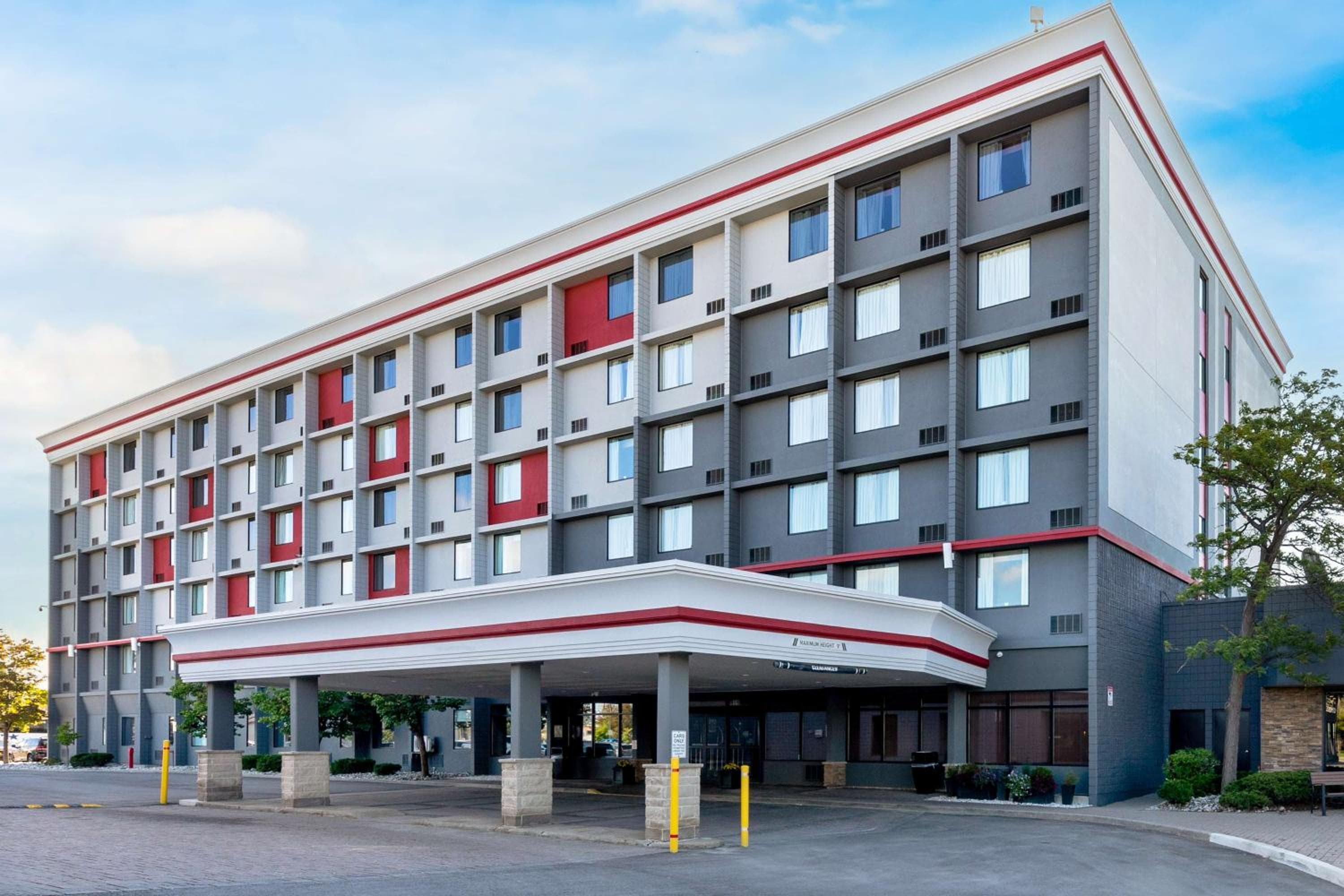 Best Western Plus Toronto Airport Hotel: building