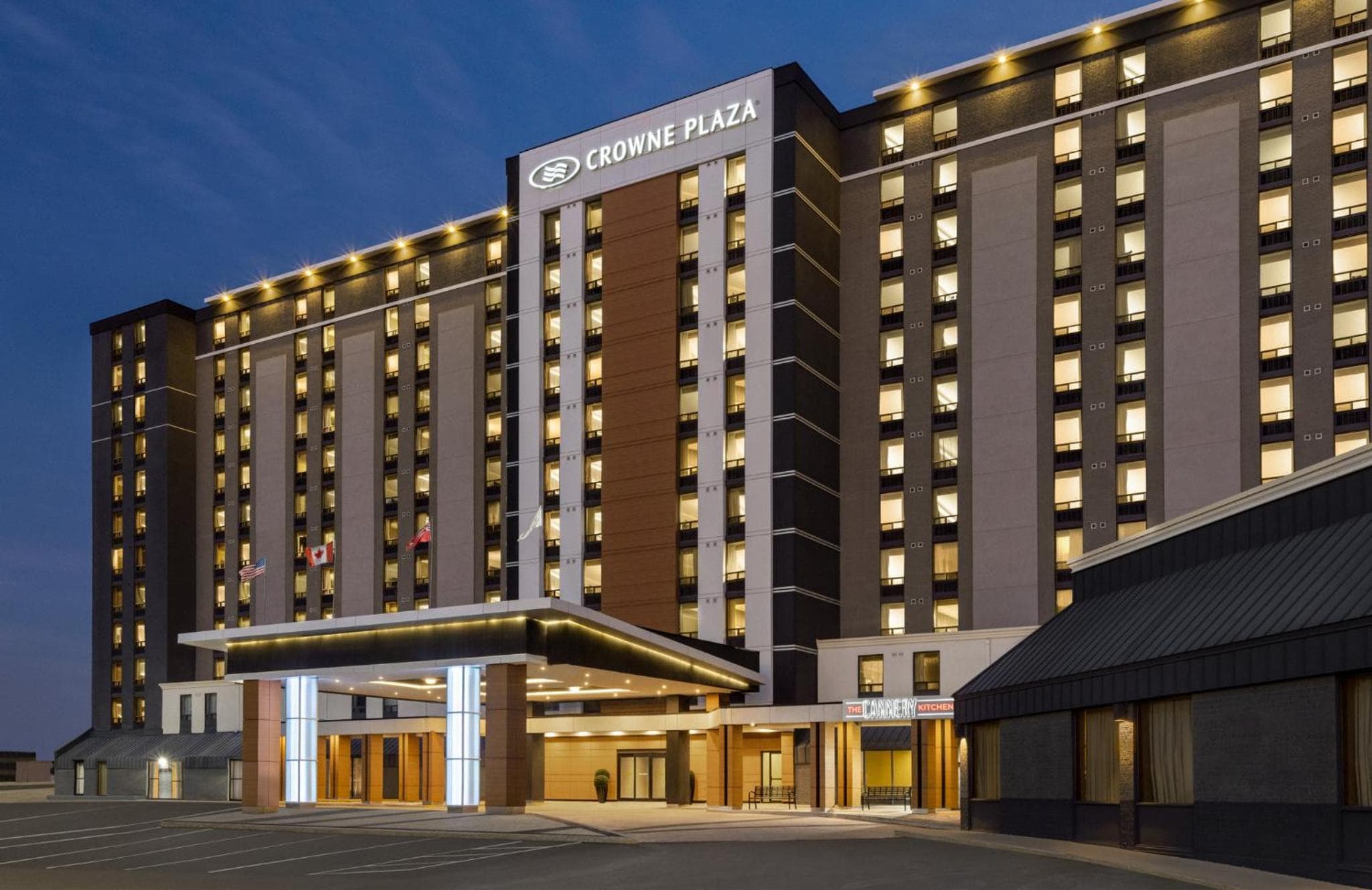 Crowne Plaza Toronto Airport by IHG: building