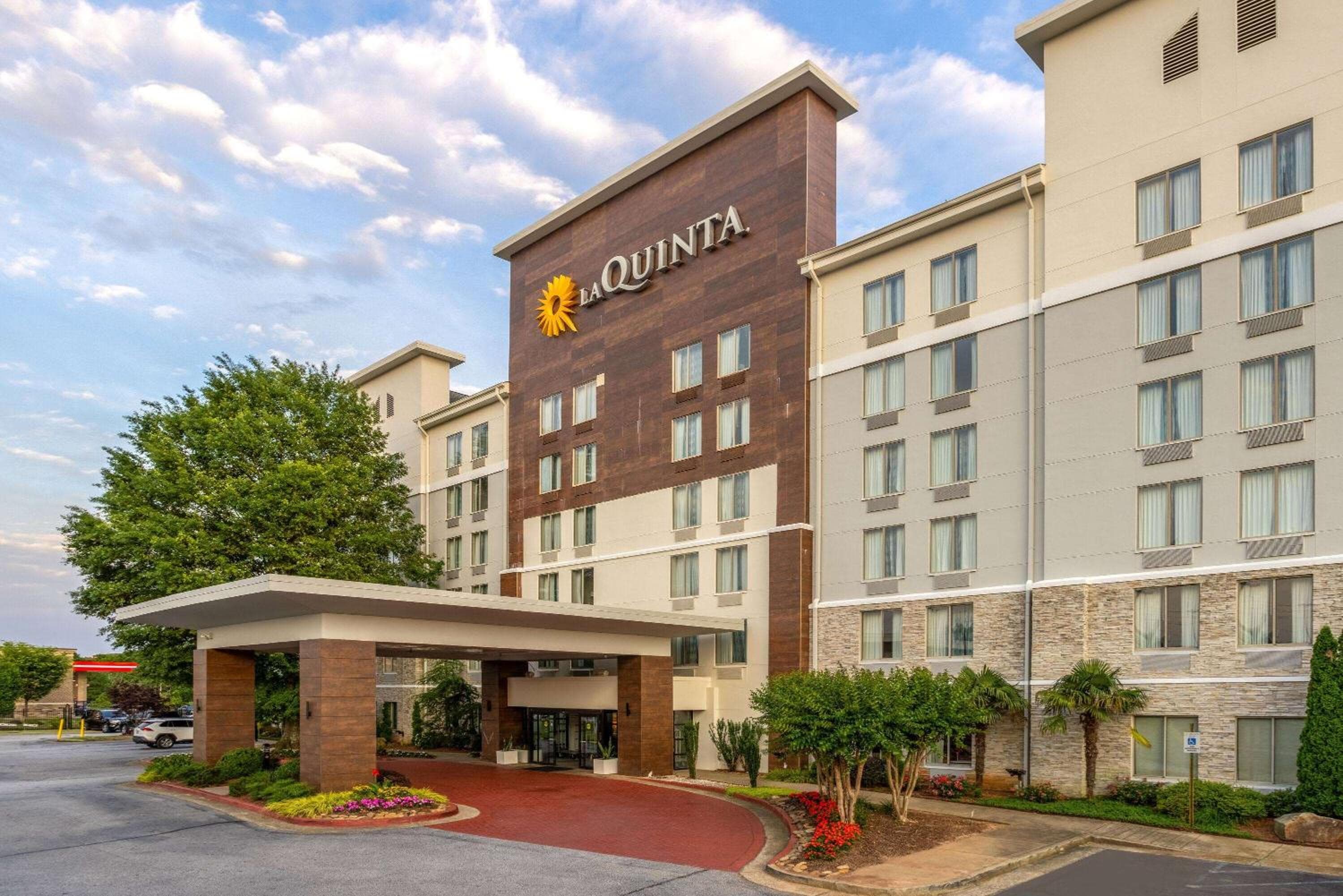 La Quinta by Wyndham Atlanta Airport North: building