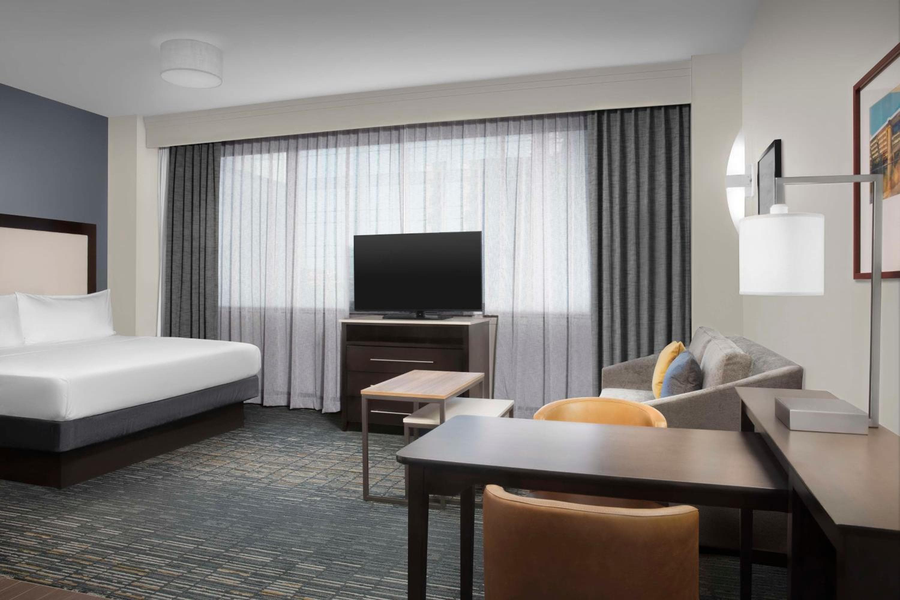 Homewood Suites Dallas Downtown: hotel room