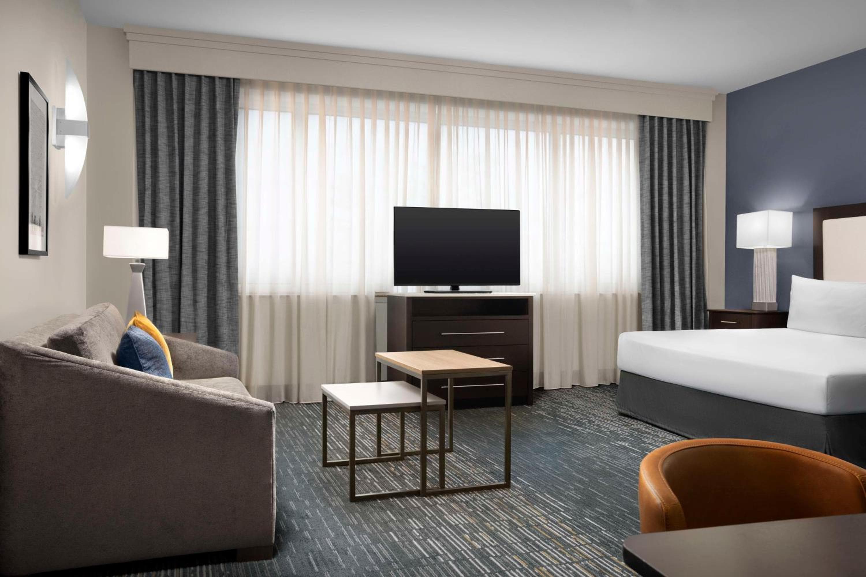 Homewood Suites Dallas Downtown: hotel room