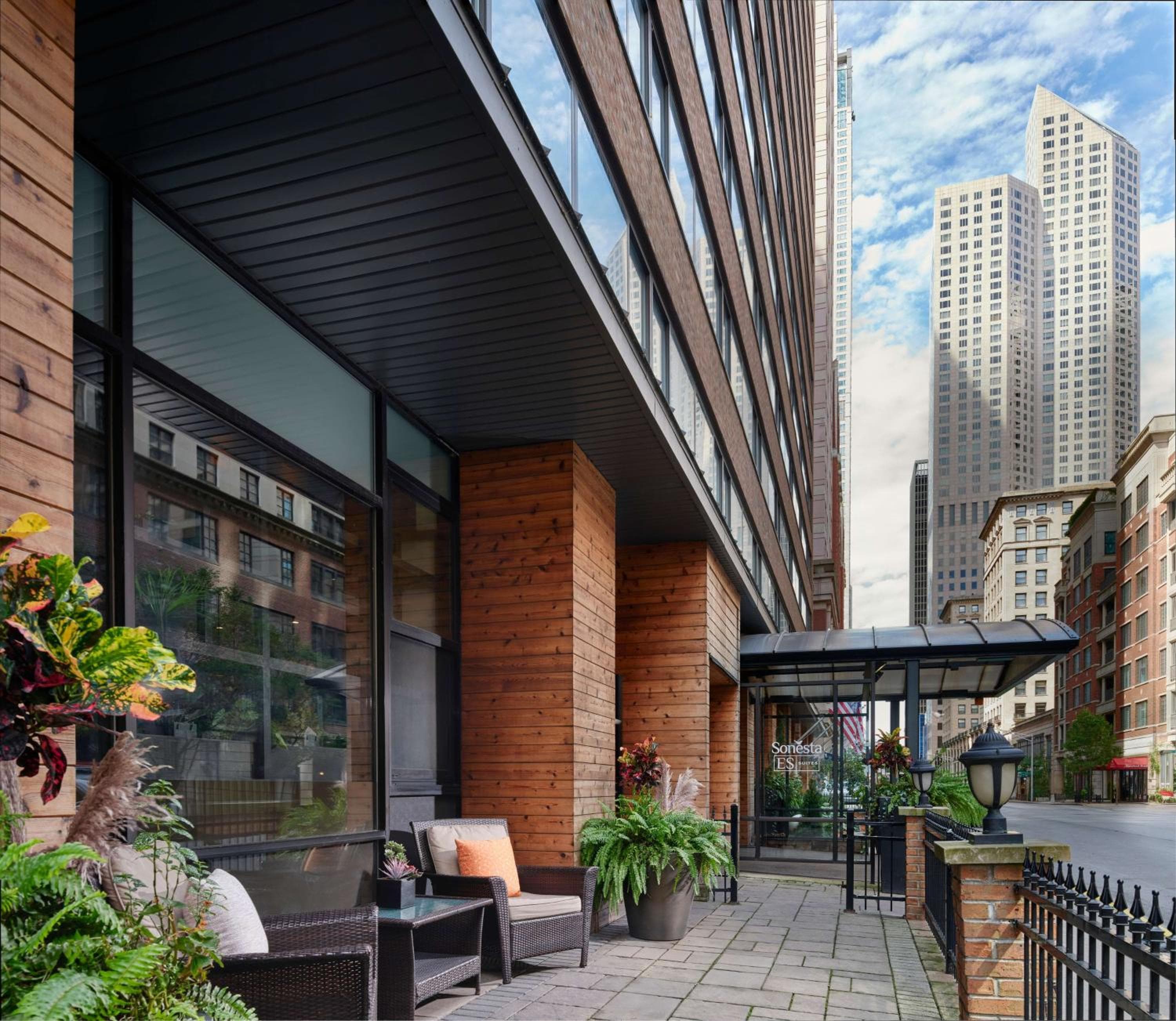 Sonesta ES Suites Chicago Downtown Magnificent Mile Medical: building