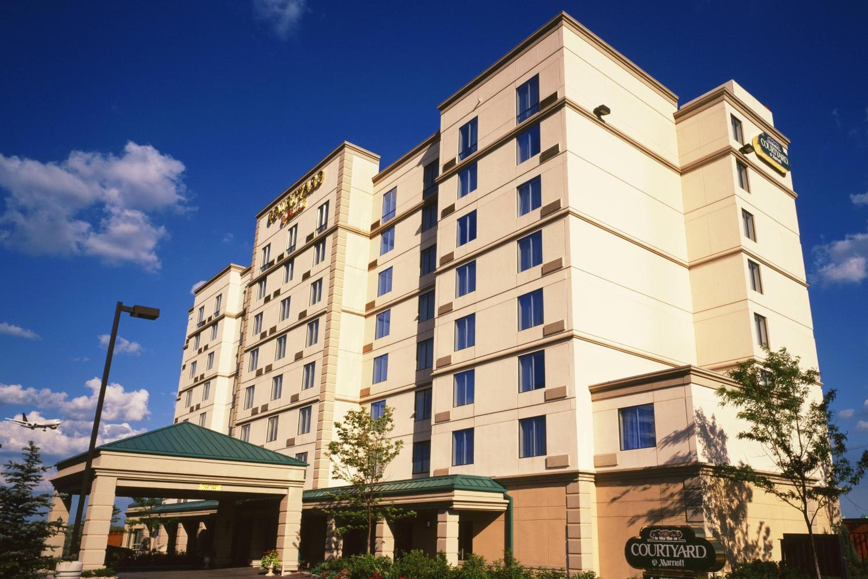 Courtyard by Marriott Toronto Airport: building