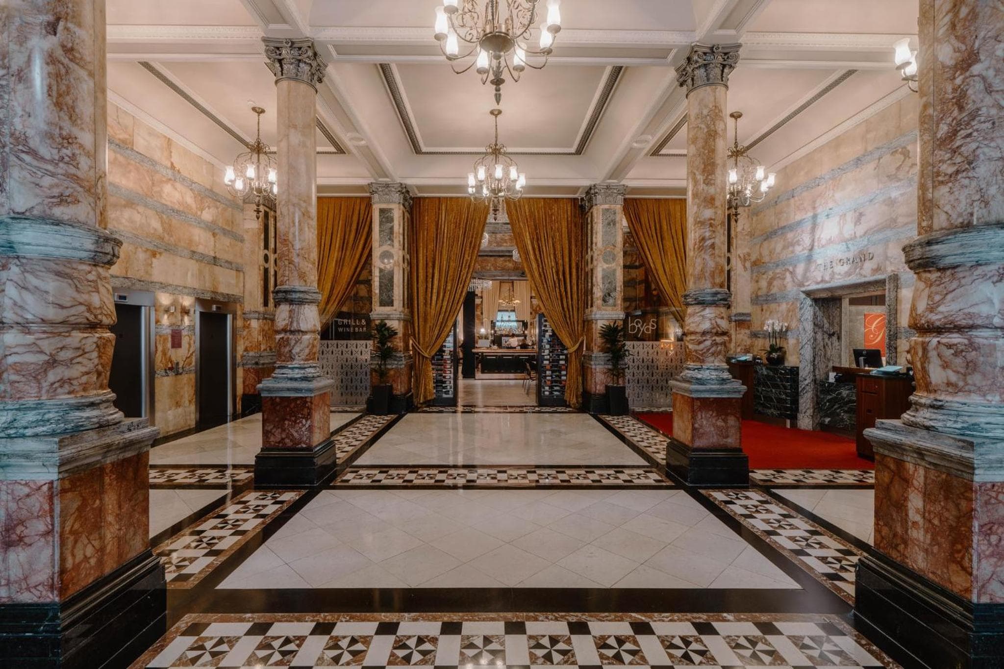 Club Quarters Hotel Trafalgar Square, London: hotel reception