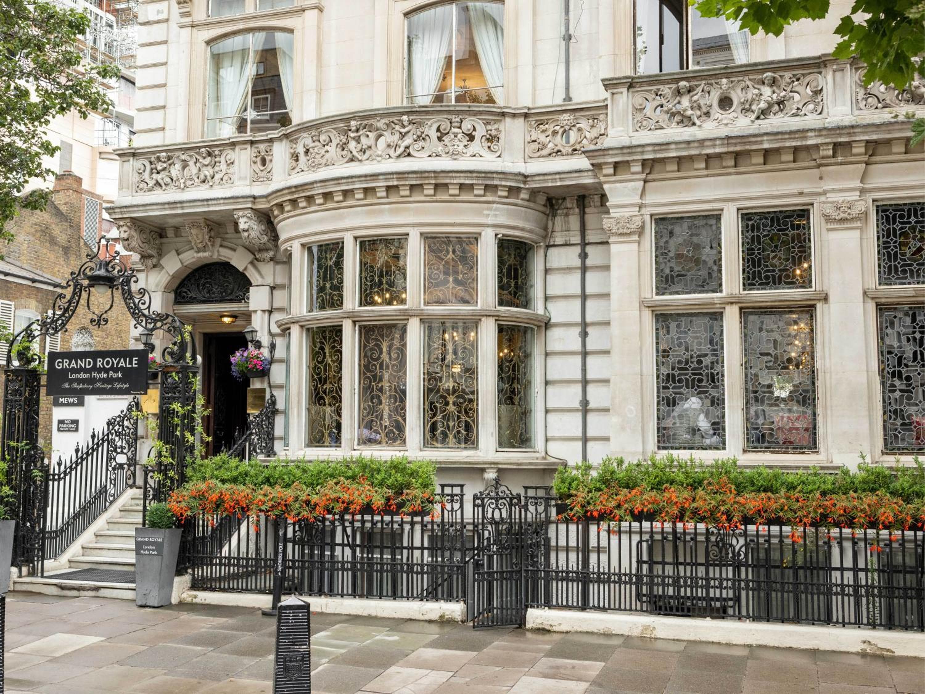 Grand Royale Hyde Park: building