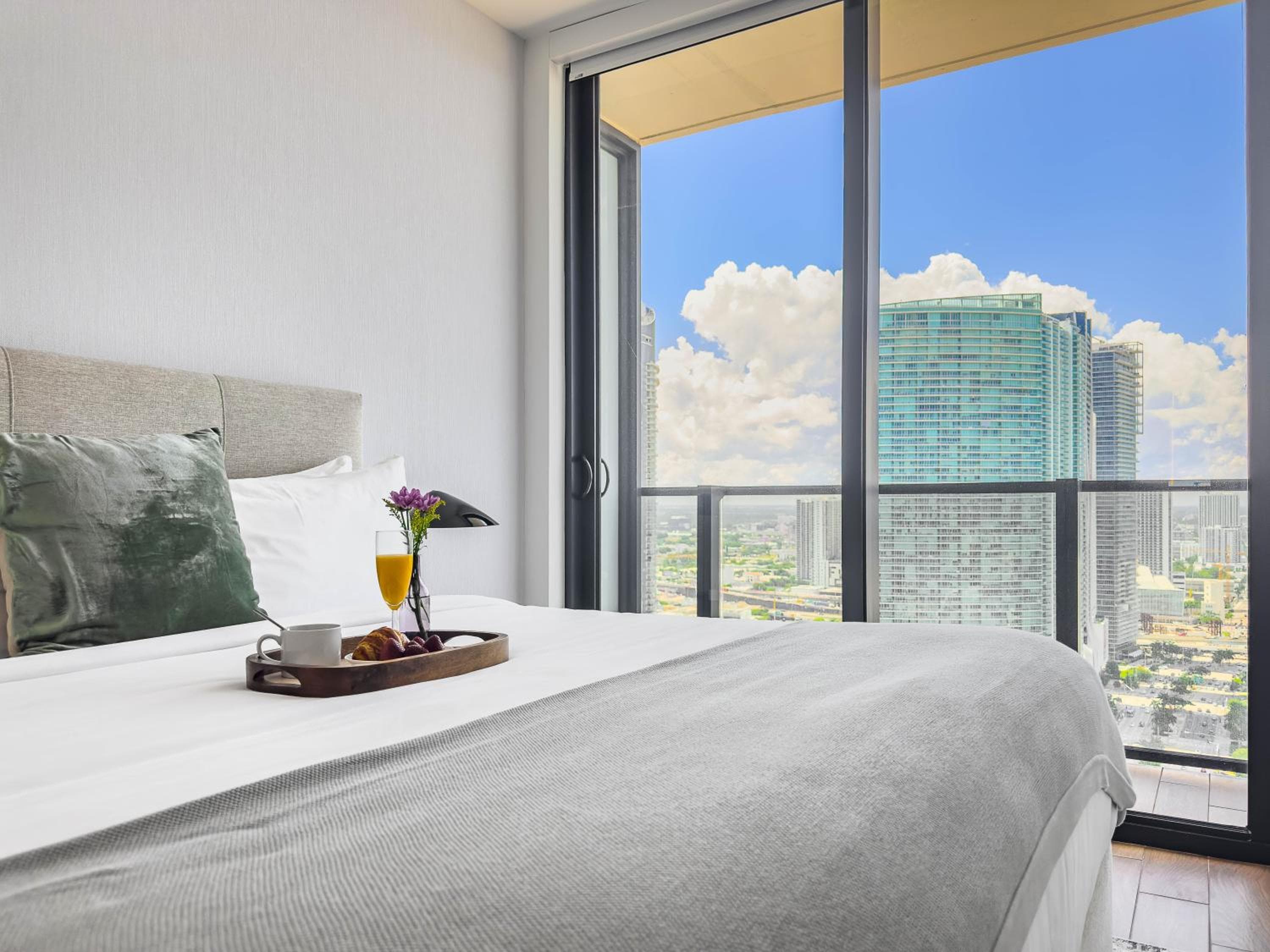 Downtown by Miami Vacation Rentals: hotel room