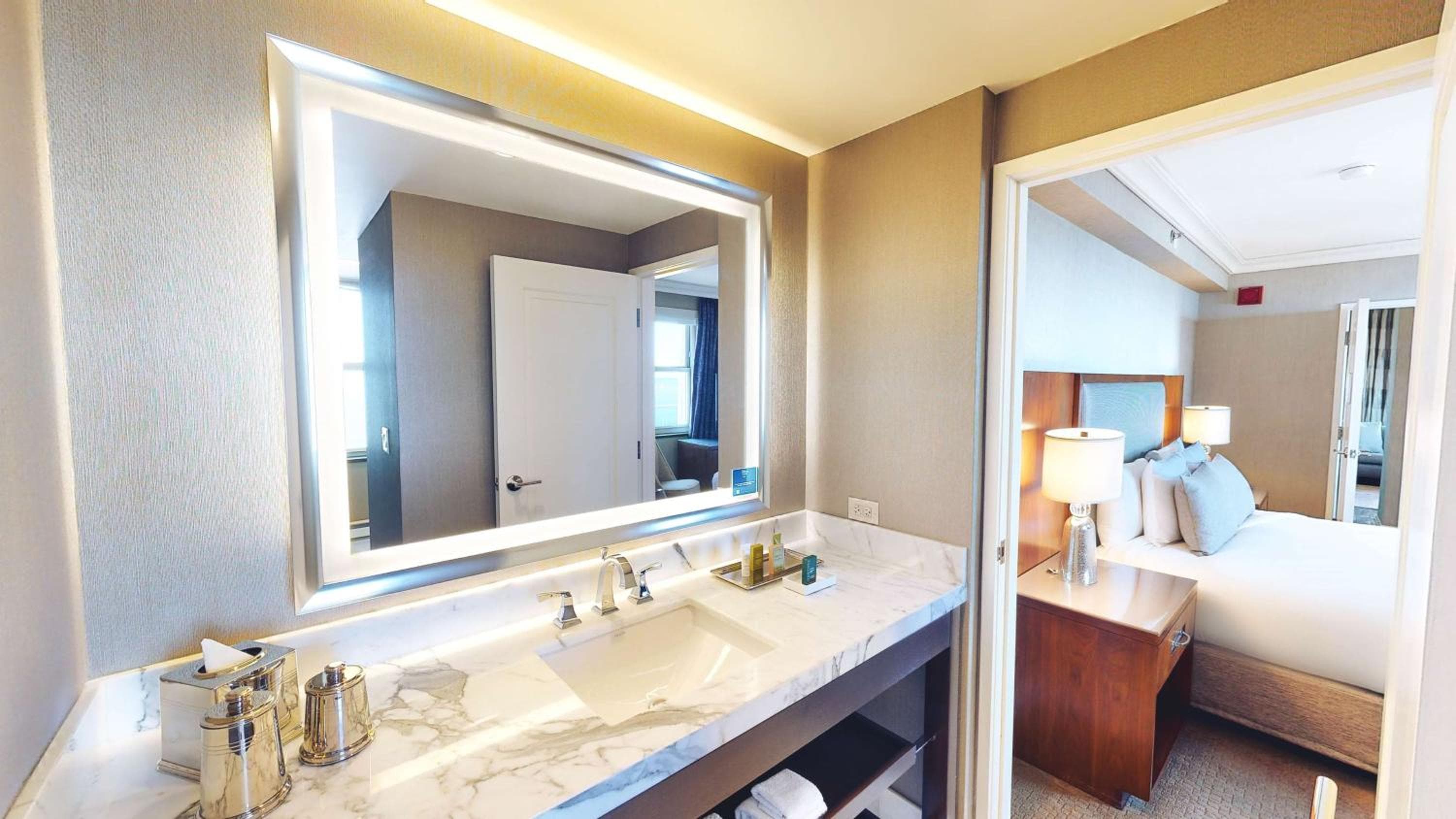 Hilton Chicago: bathroom