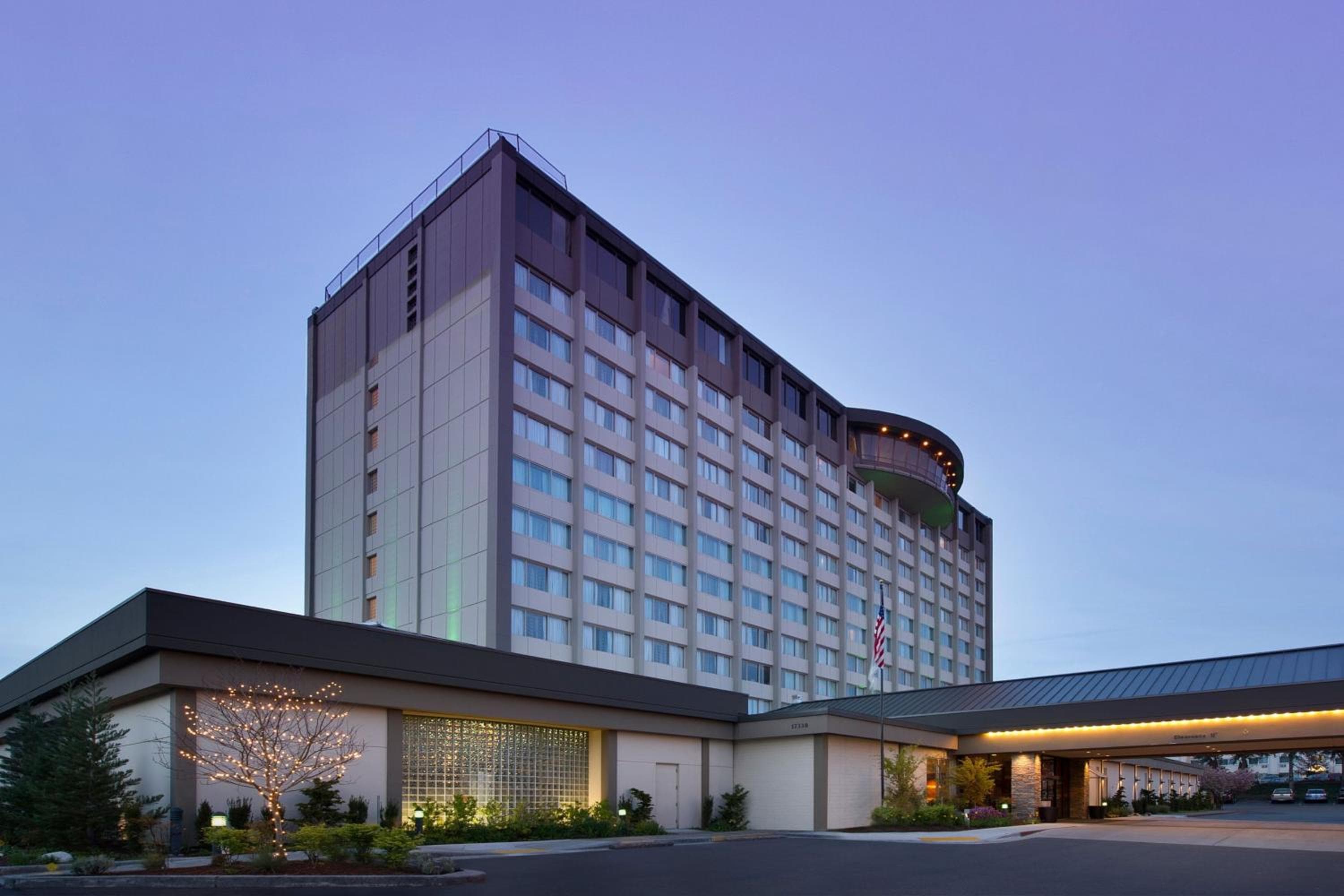 Skybridge Seattle Airport Hotel: building