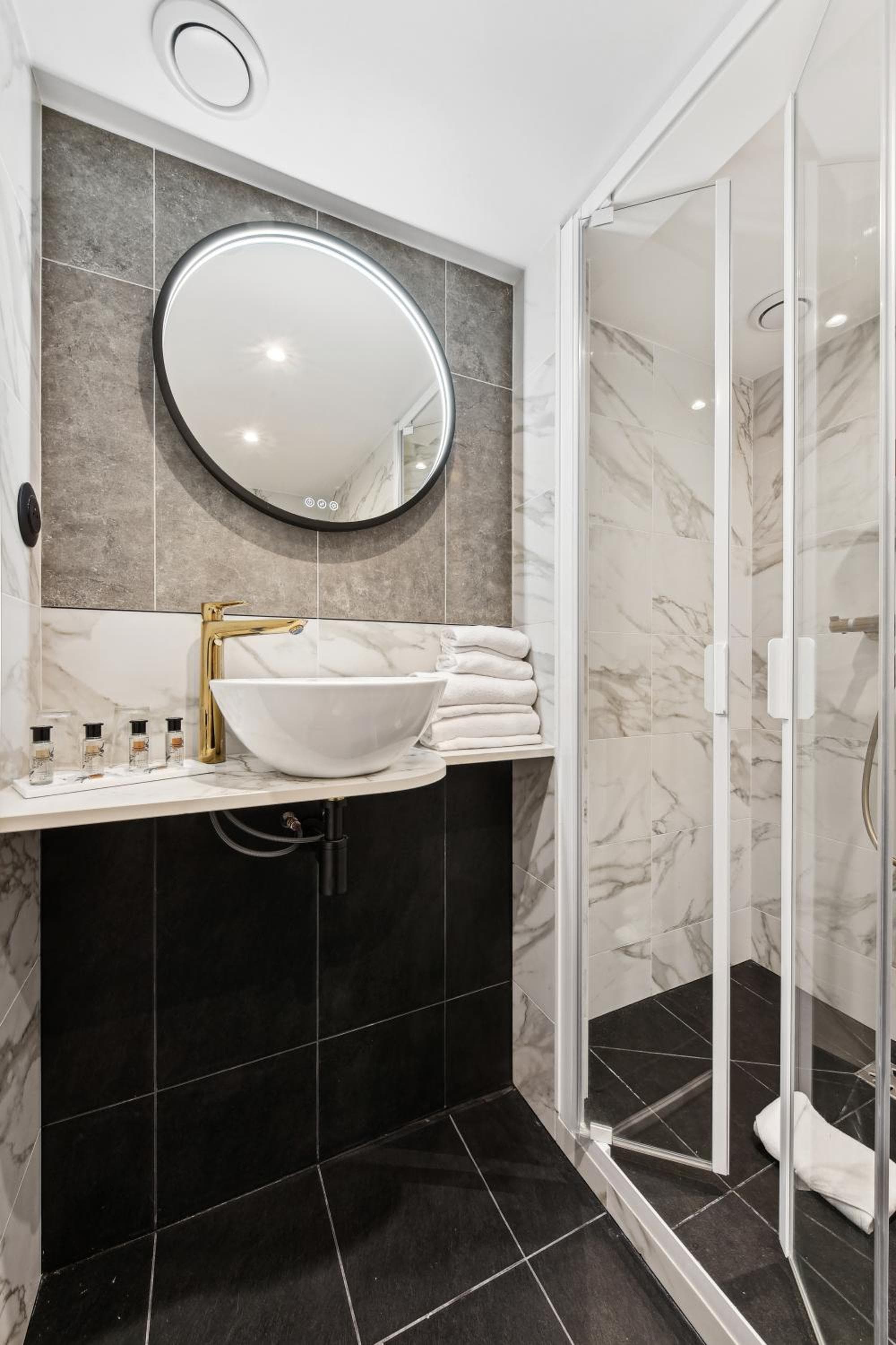 Hôtel Mondial: bathroom