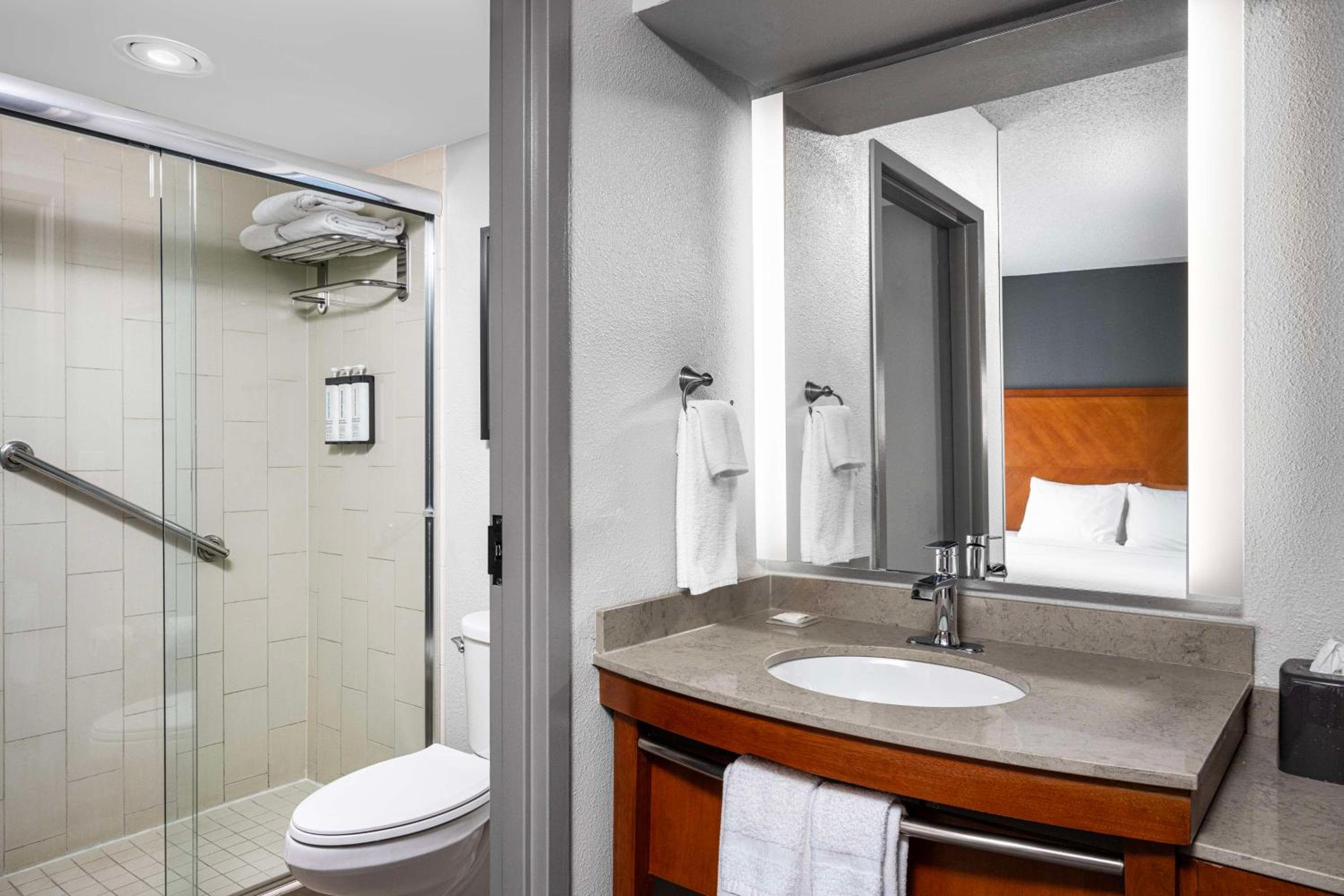 Hyatt Place Dallas North by the Galleria: bathroom