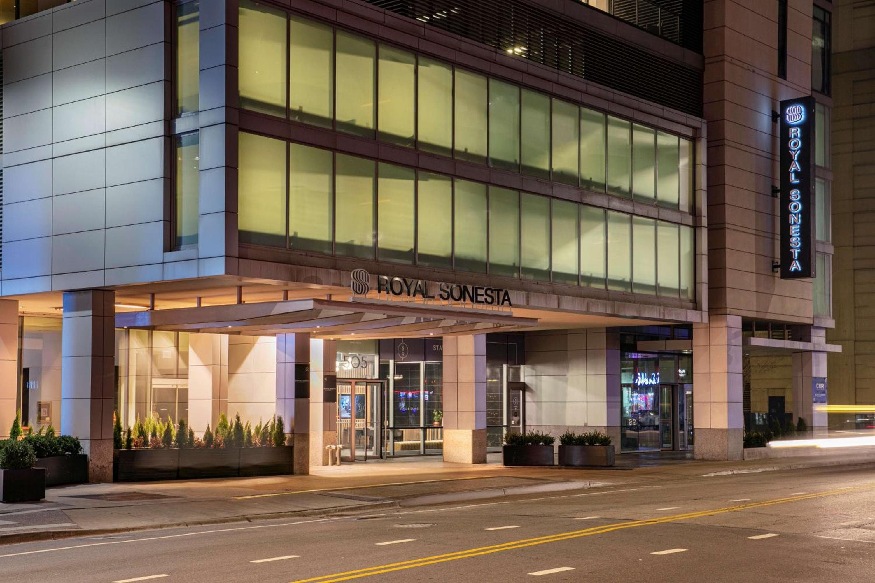 The Royal Sonesta Chicago River North: building