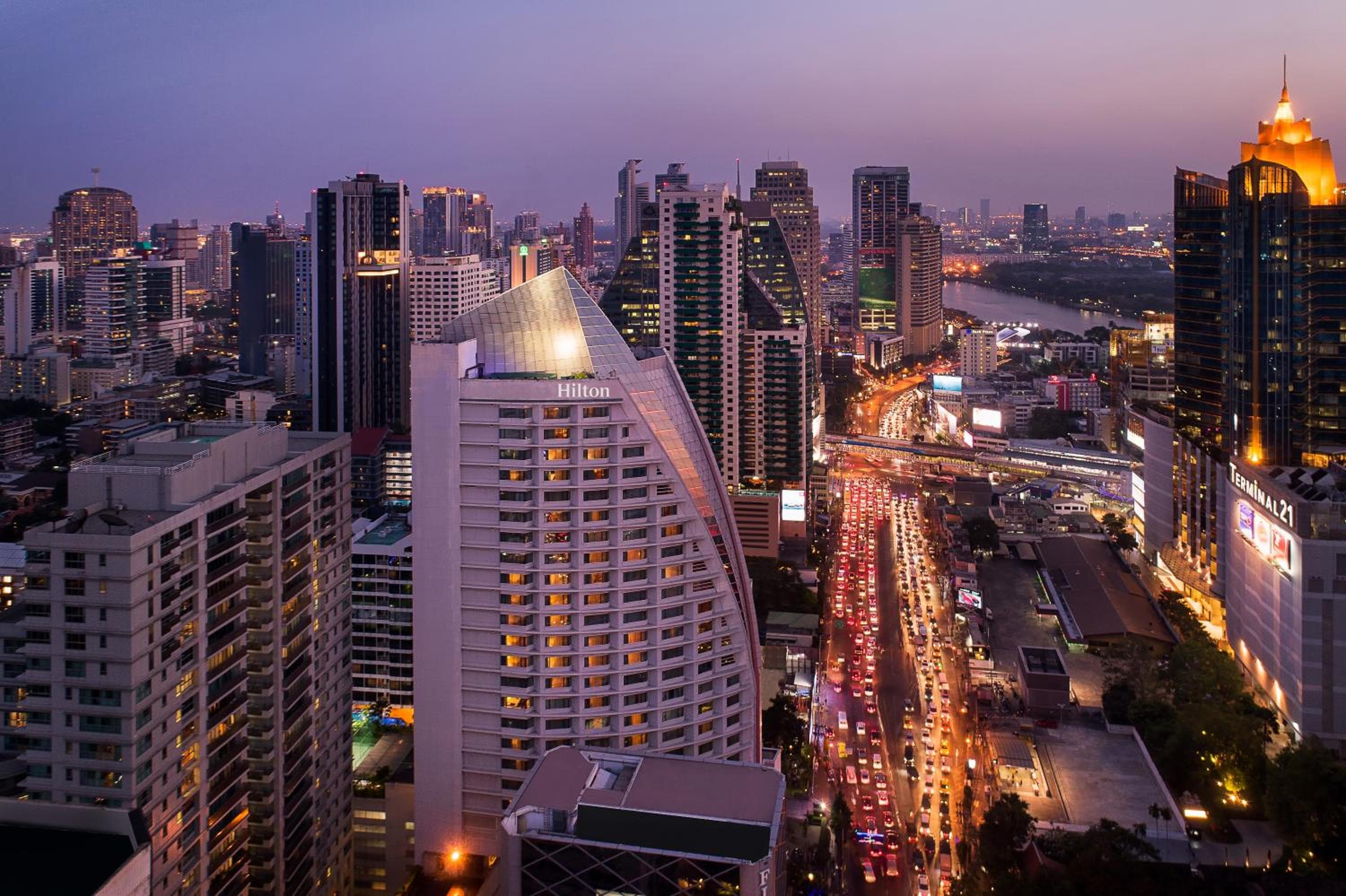 Hilton Bangkok Grande Asoke: building