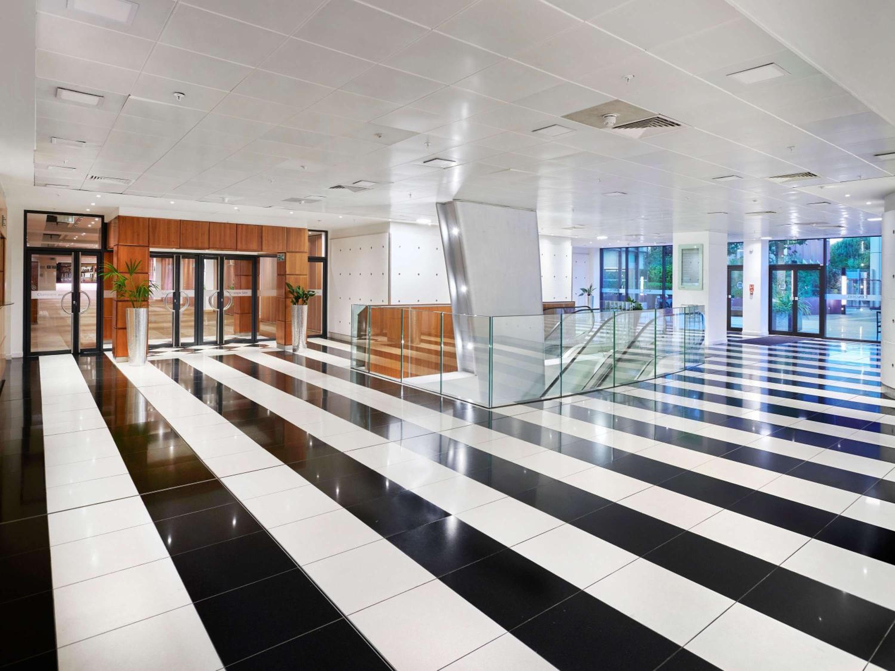 Novotel London West: hotel reception