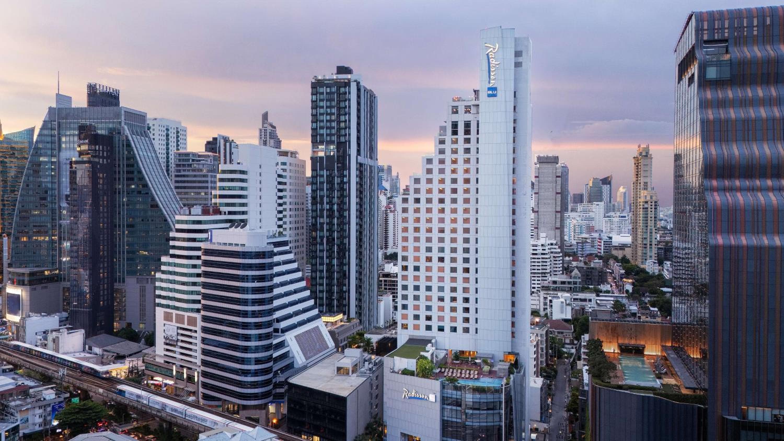 Radisson Blu Plaza Bangkok: building