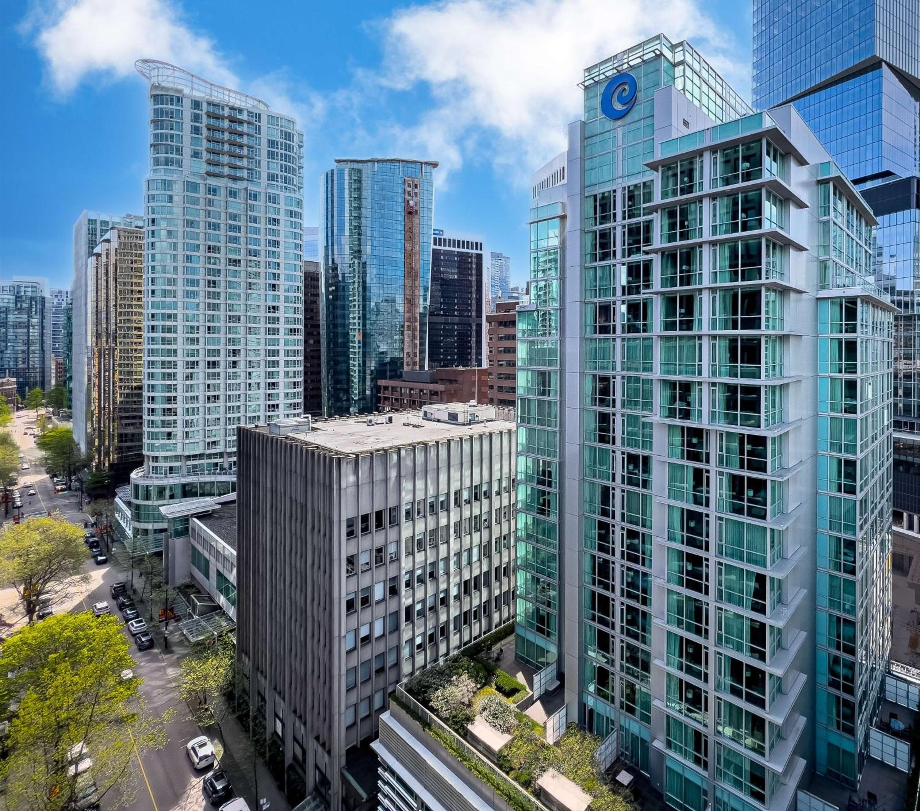 Coast Coal Harbour Vancouver Hotel by APA: building