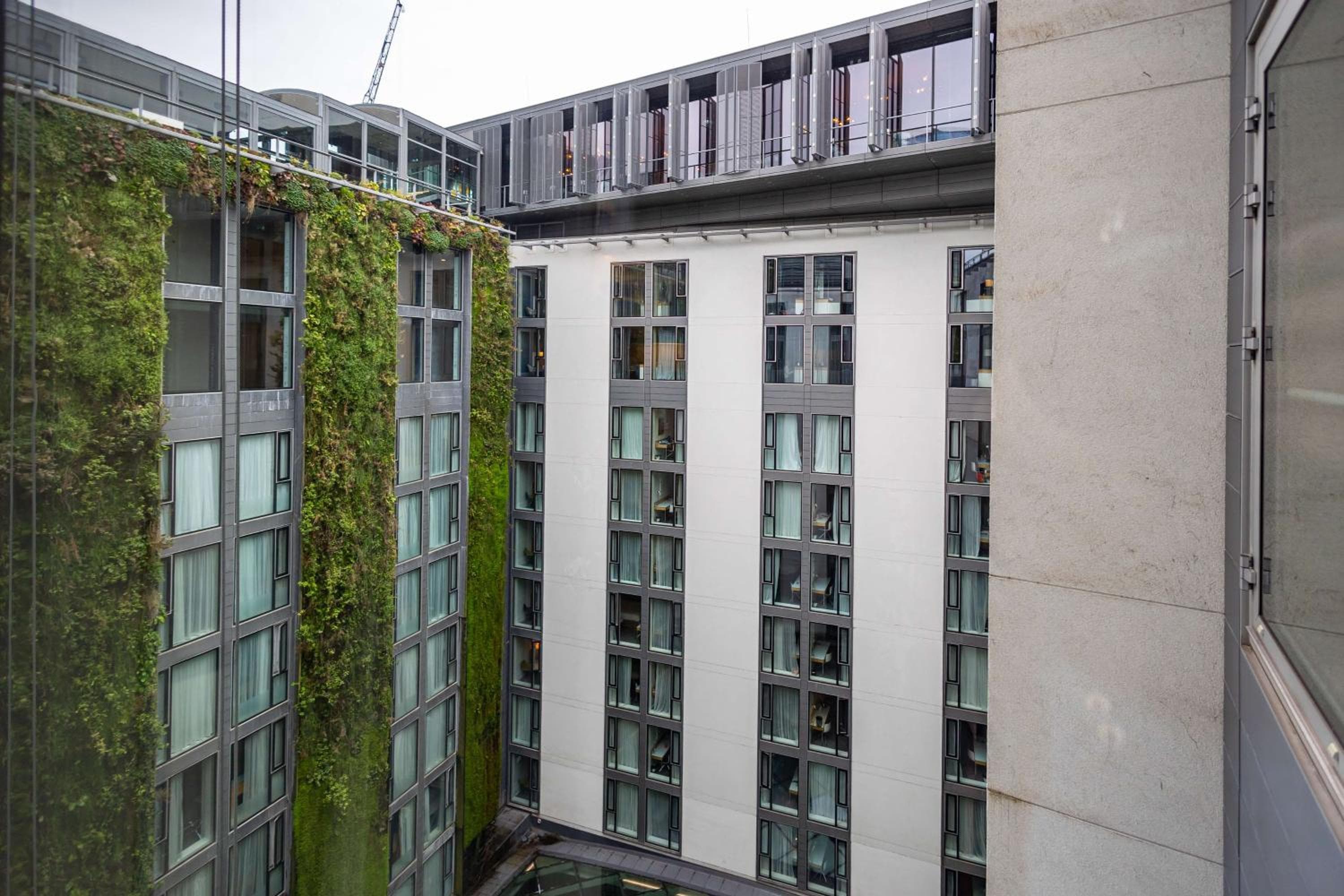 DoubleTree by Hilton Hotel London - Tower of London: building