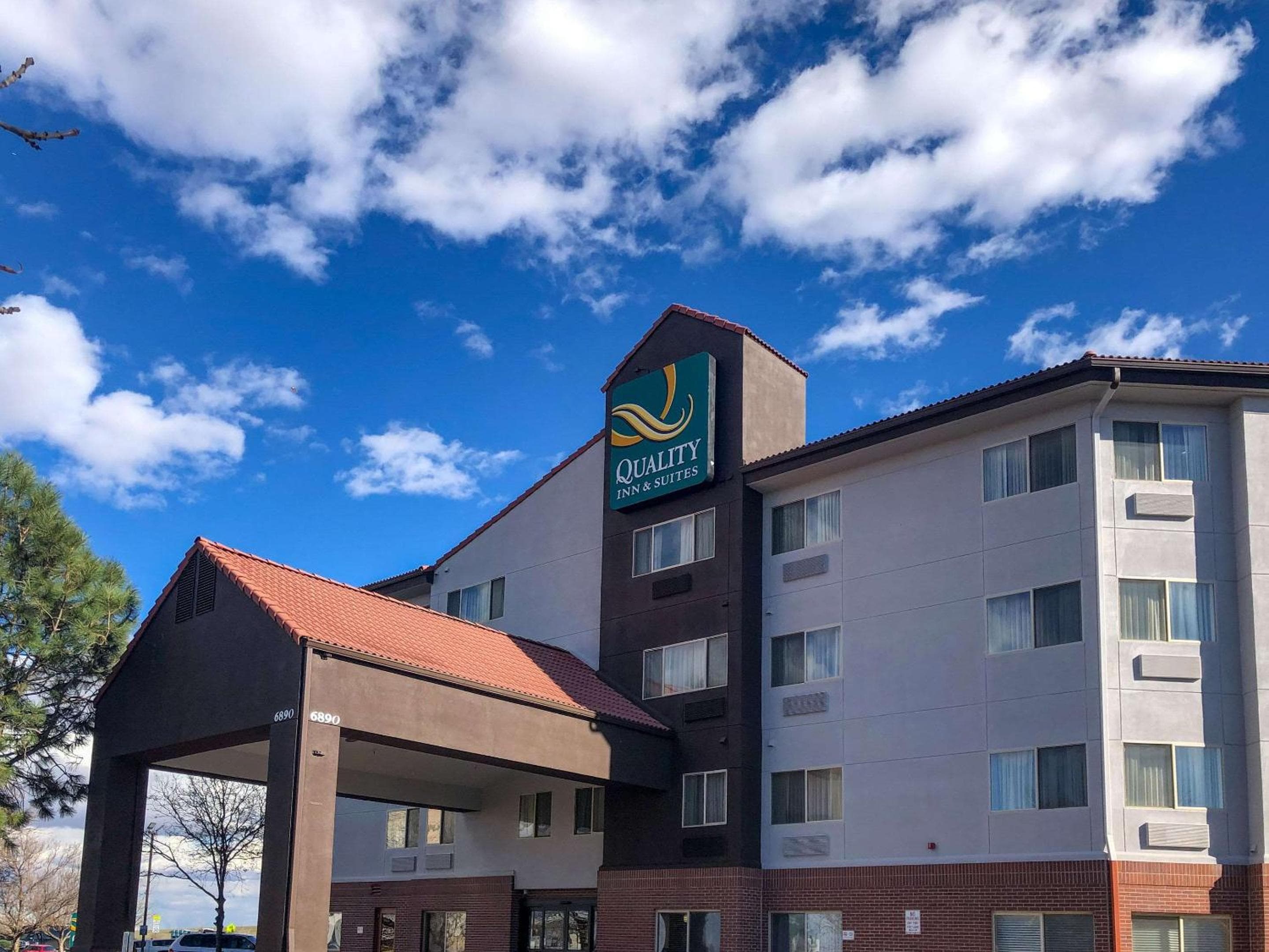 Garner Hotel Denver Airport Area: building