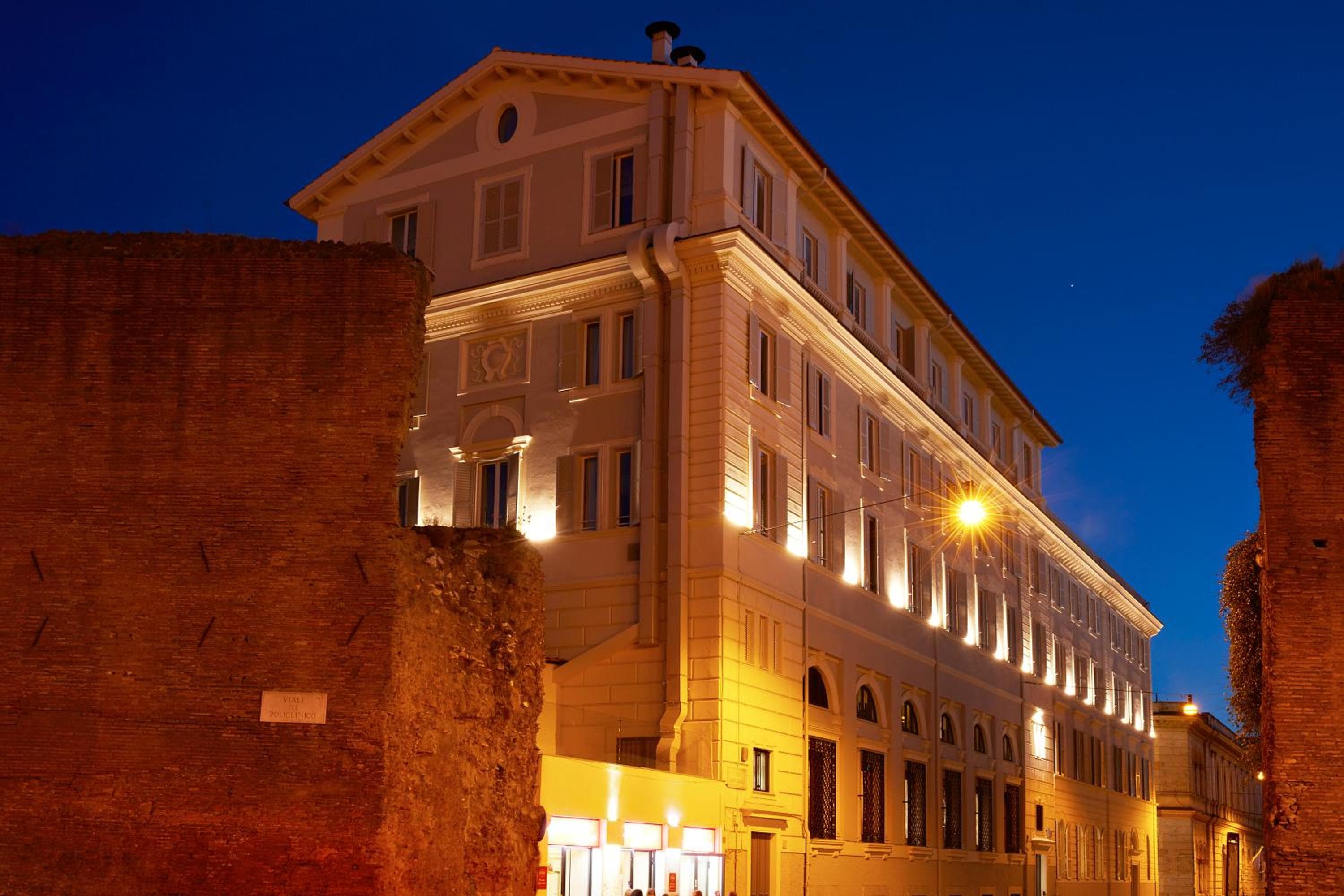Hotel The Building: building