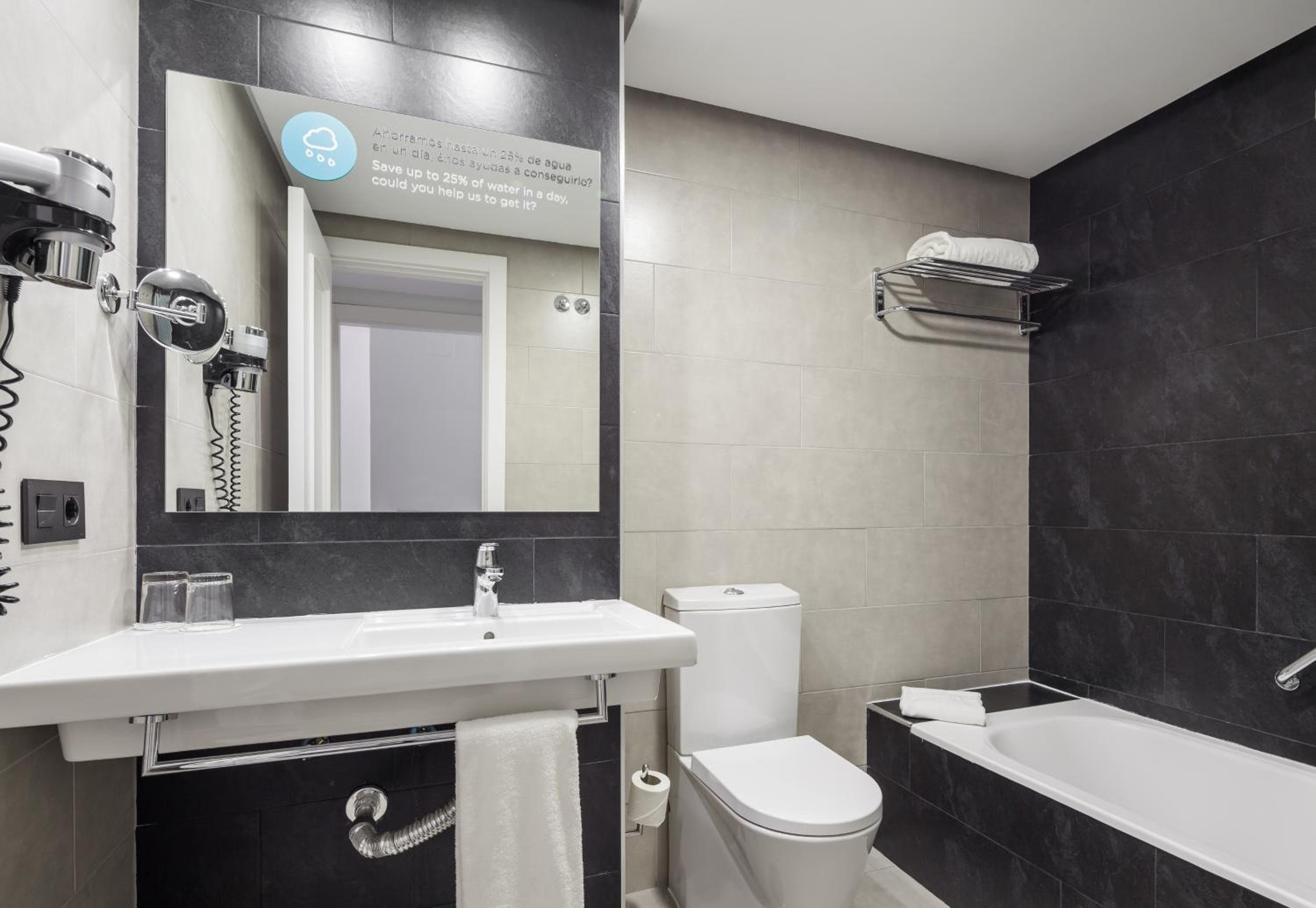 Ilunion Suites Madrid: bathroom