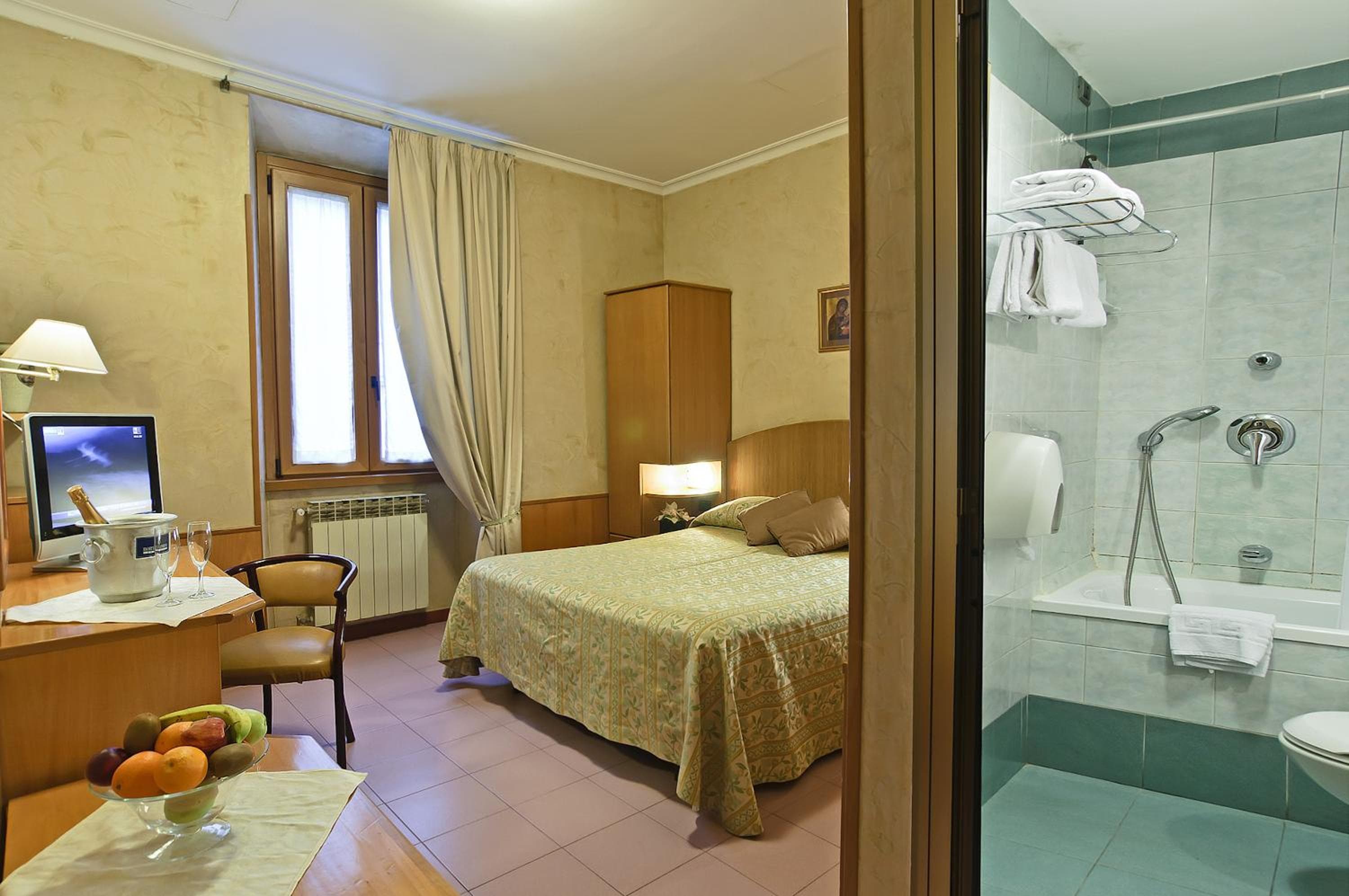 Hotel Museum: hotel room