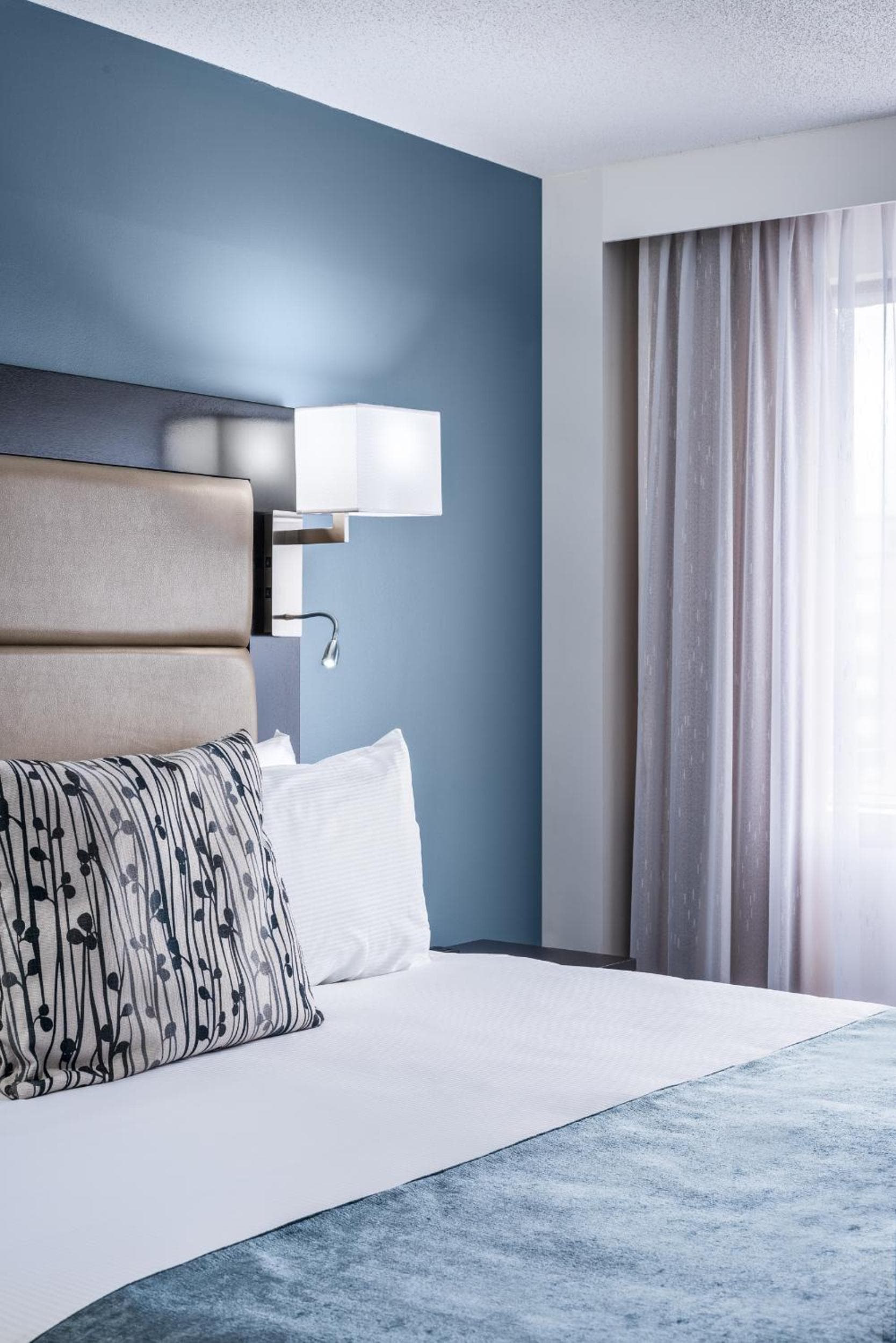 Ottawa Embassy Hotel & Suites: bedroom