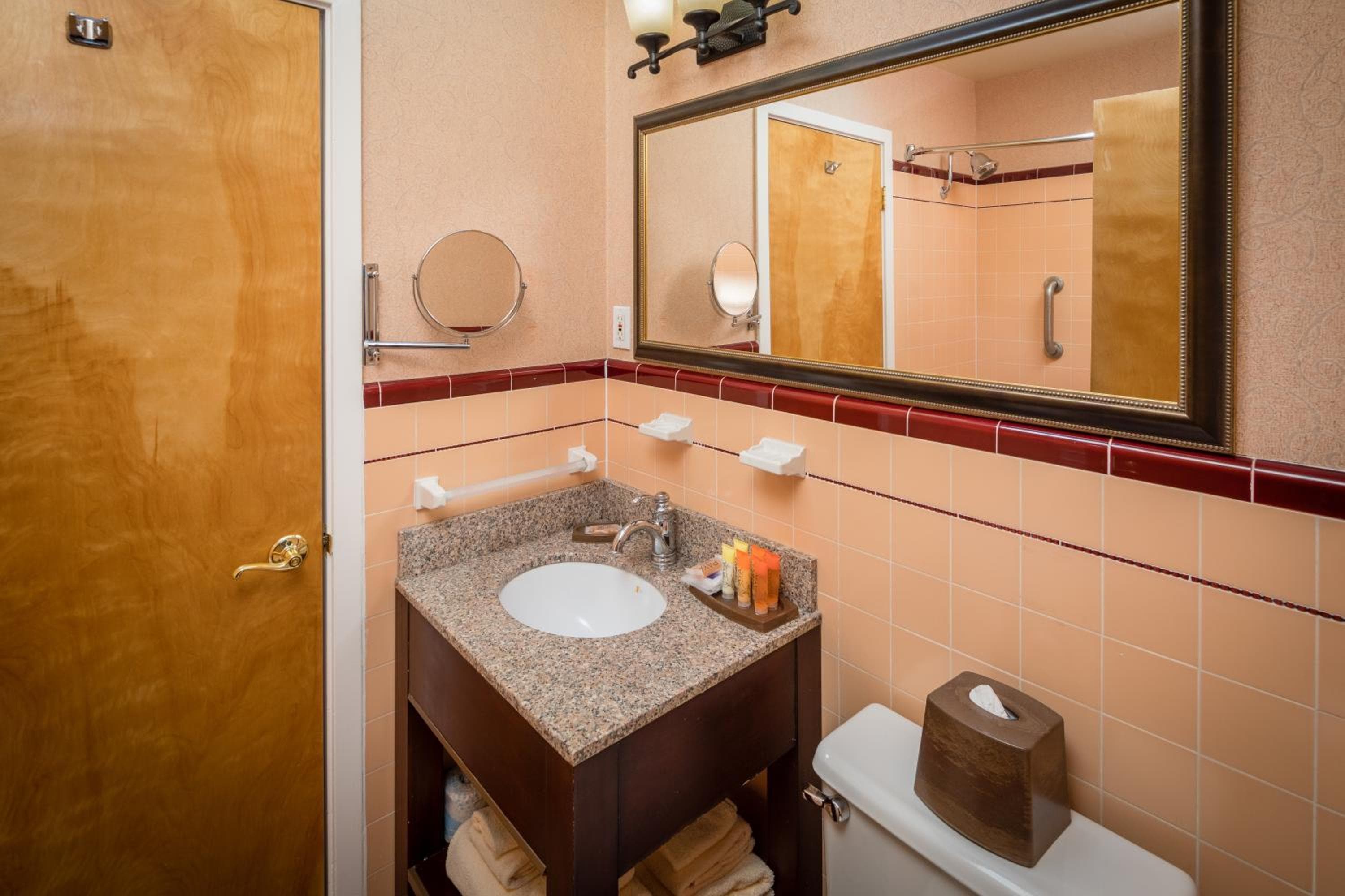 SFO El Rancho Inn SureStay Collection by Best Western: bathroom