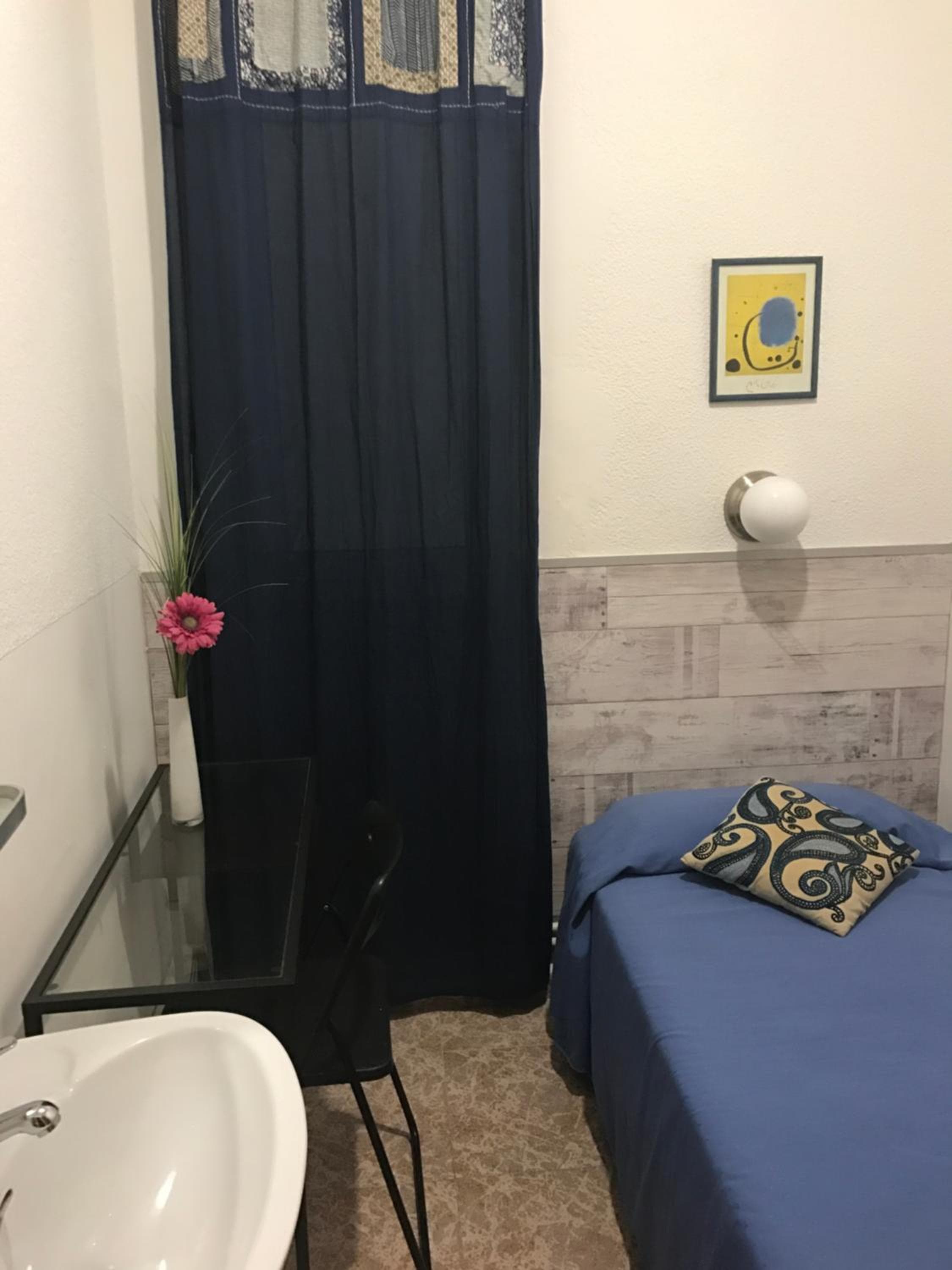 Hostal Carlos III: hotel room