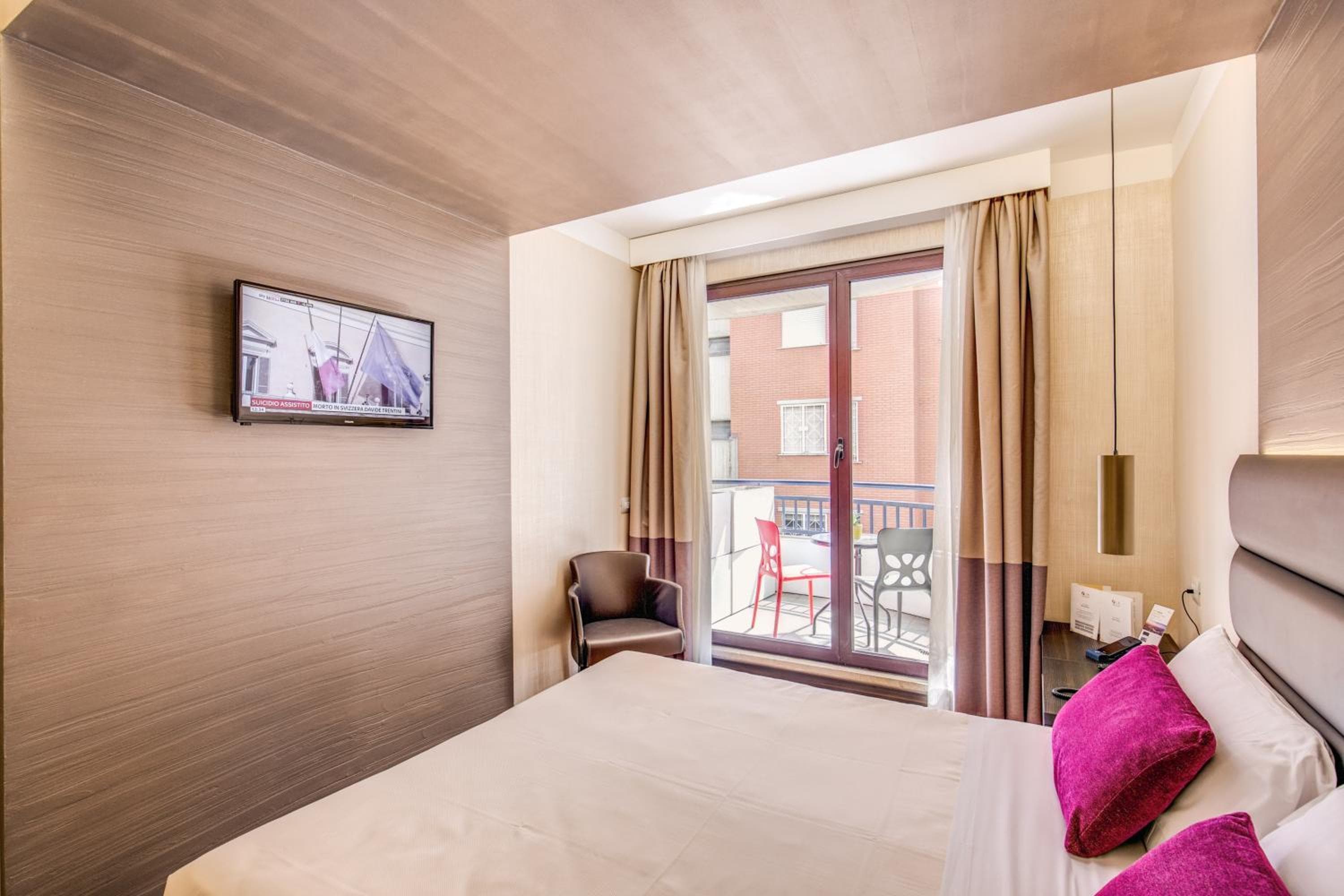 Warmthotel: hotel room