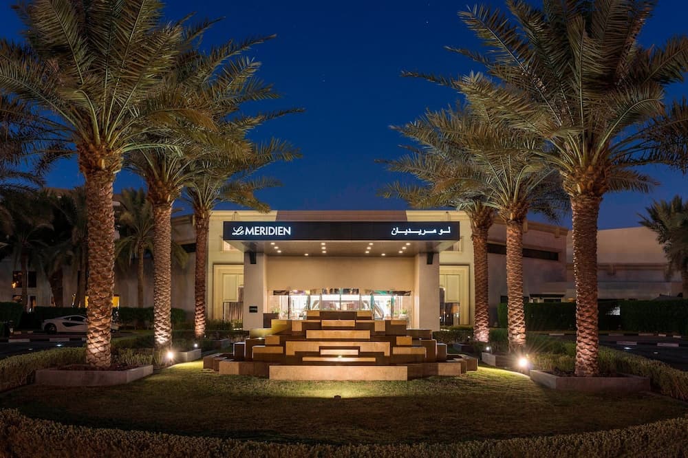 Le Meridien Dubai Hotel & Conference Centre: building